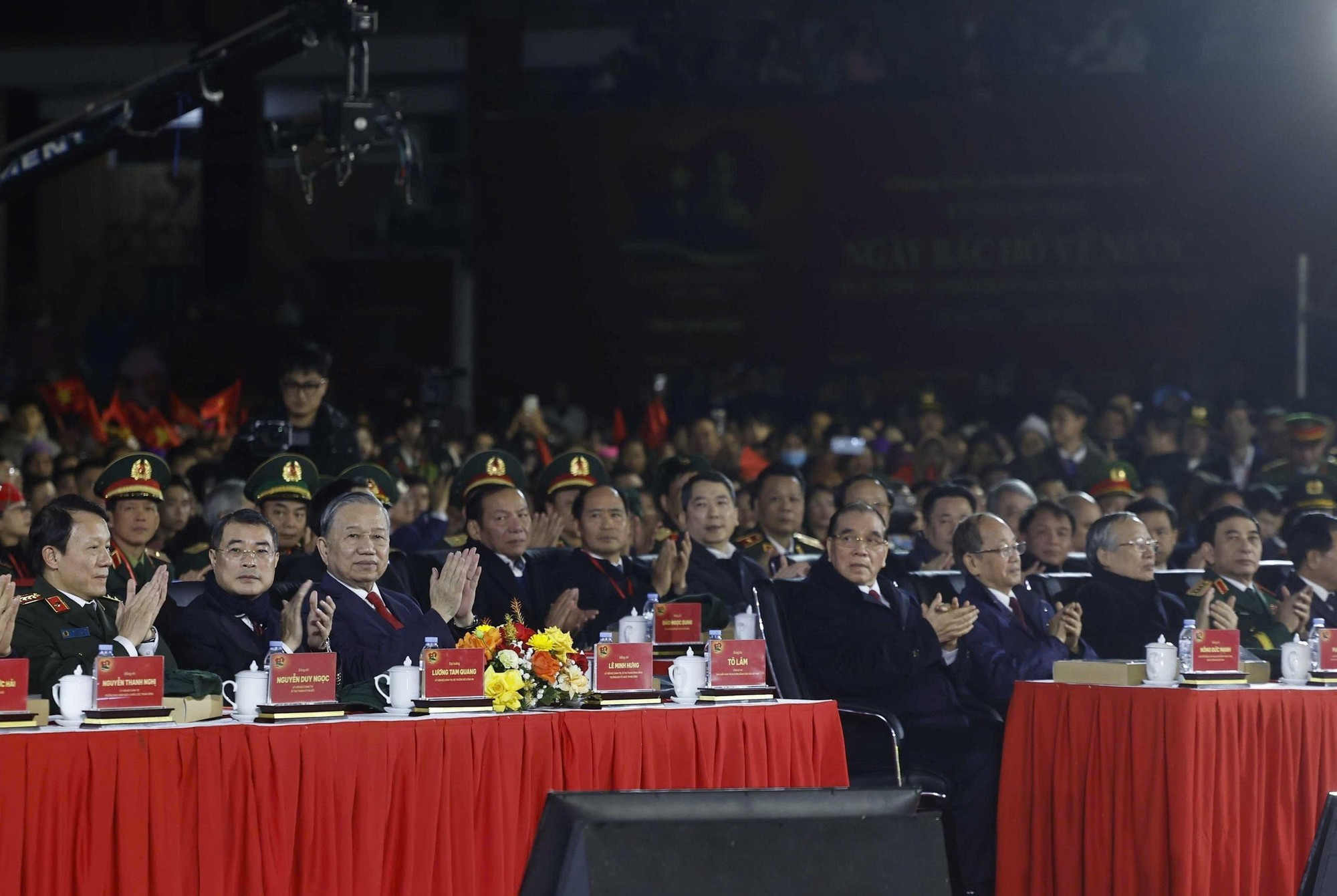 苏林总书记，党和国家领导、前领导人出席设在高平省长河乡北坡国家特别遗迹区的主会场。