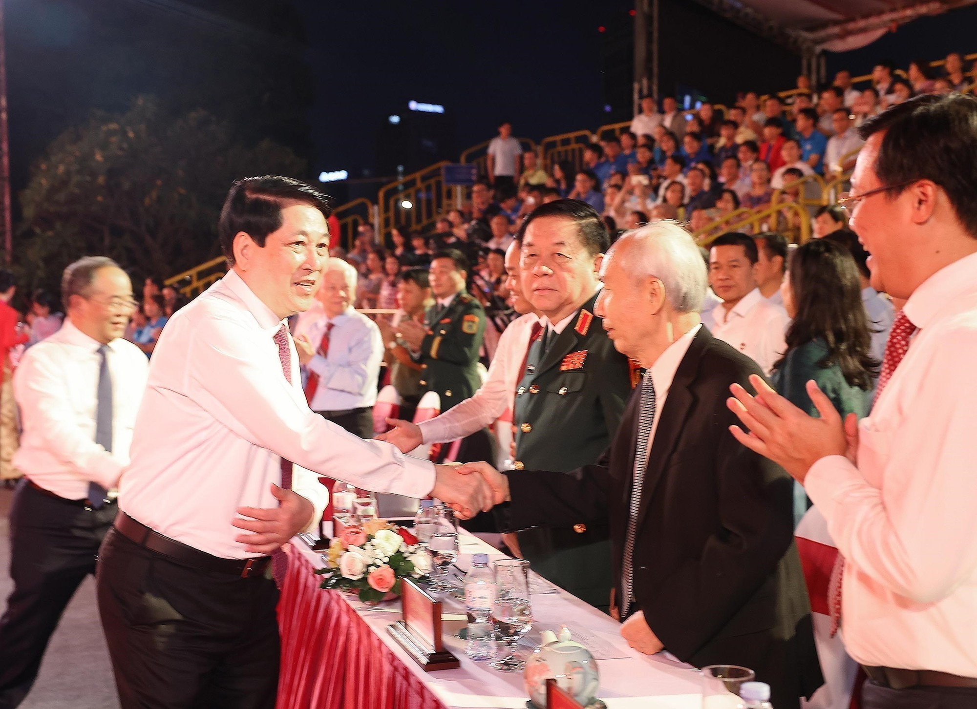 国家主席梁强和出席活动的各位代表。