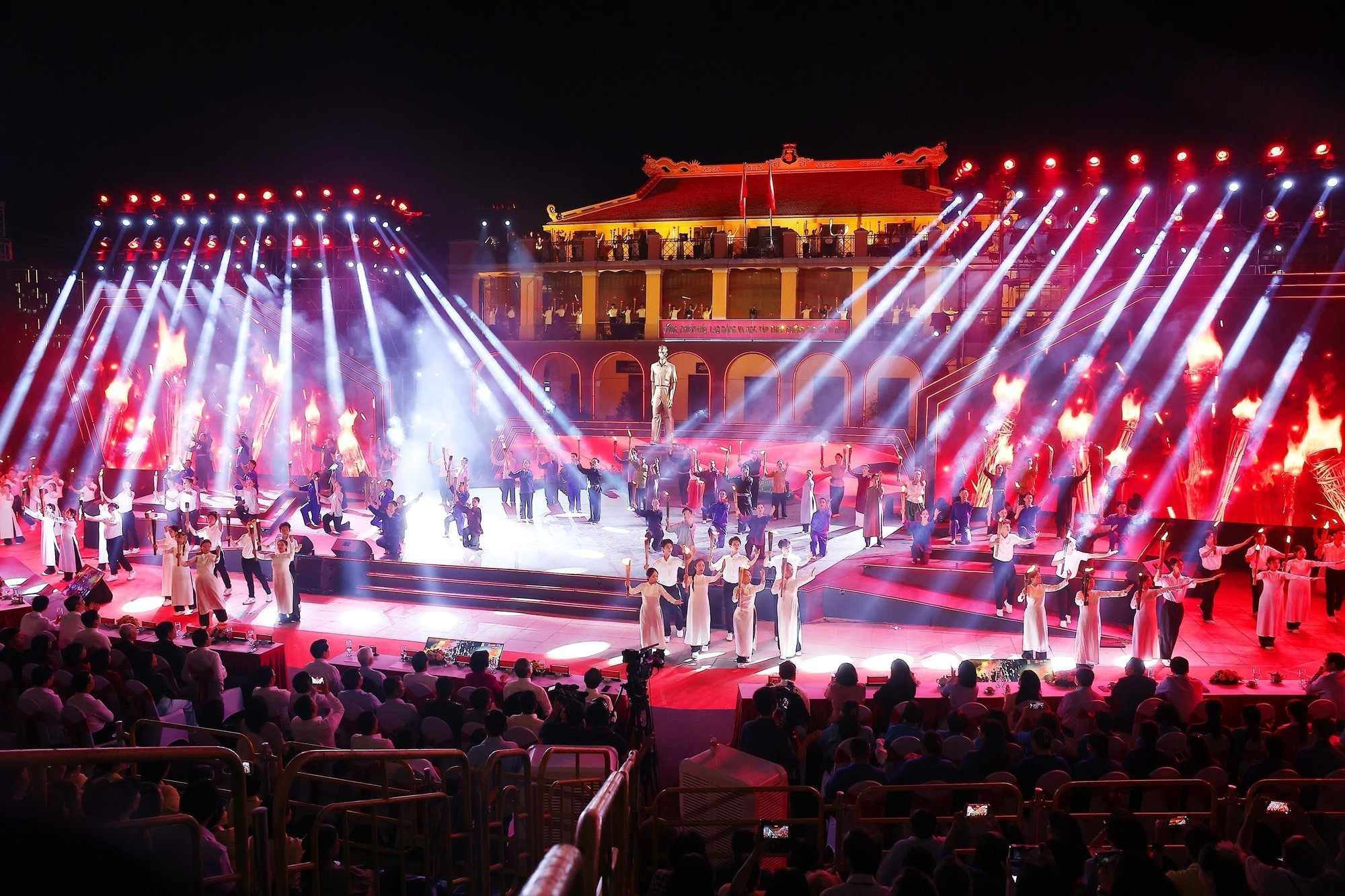 在胡志明市举行的“赤手塑山河”四地联动特别节目。