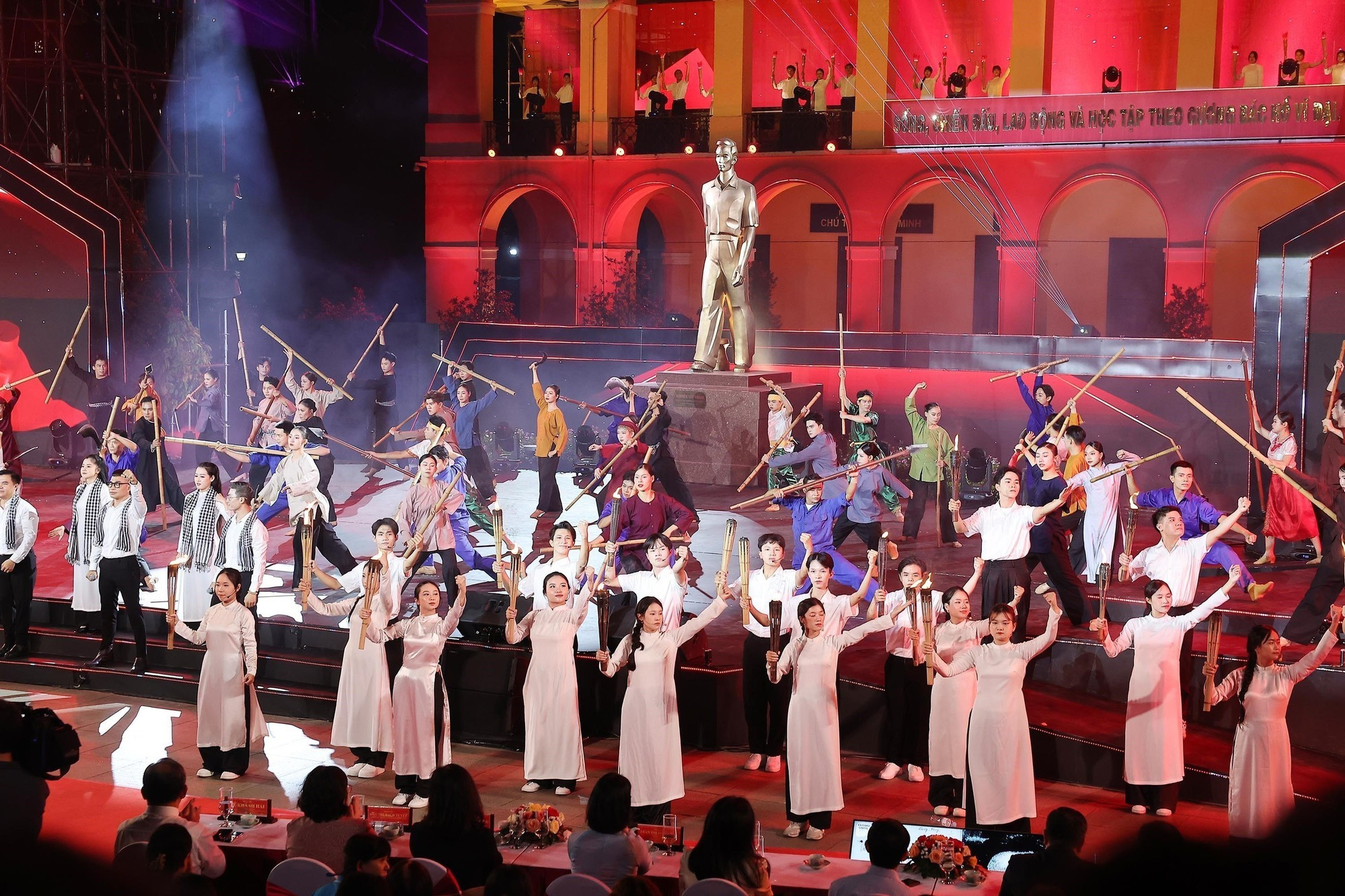 在胡志明市举行的“赤手塑山河”四地联动特别节目。