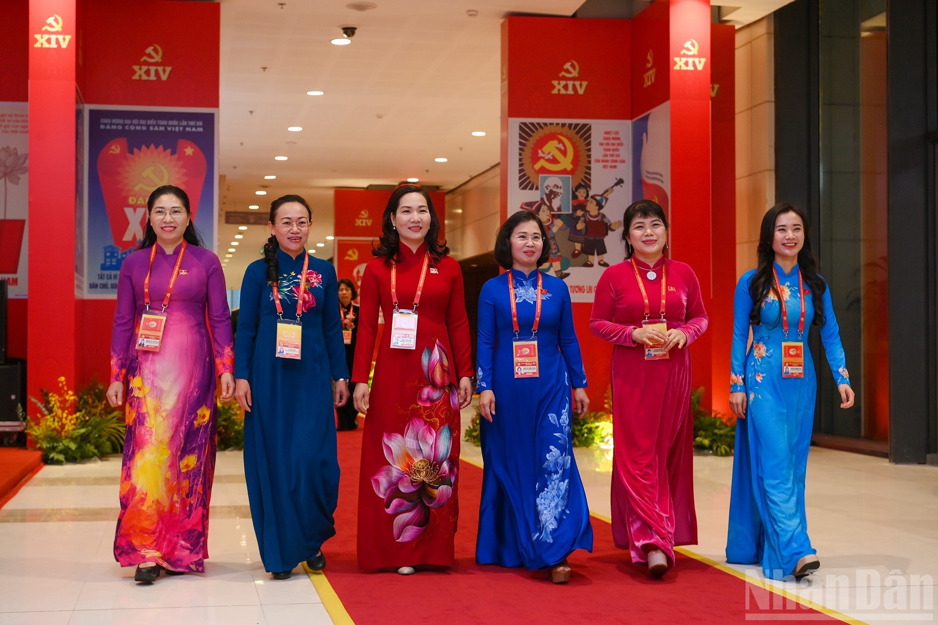 各位代表前往主会场出席大会。