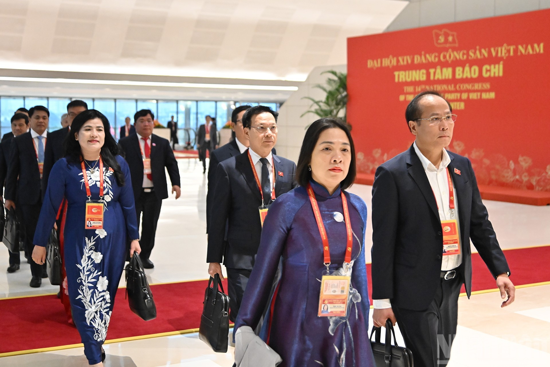 各位代表前往主会场出席大会。