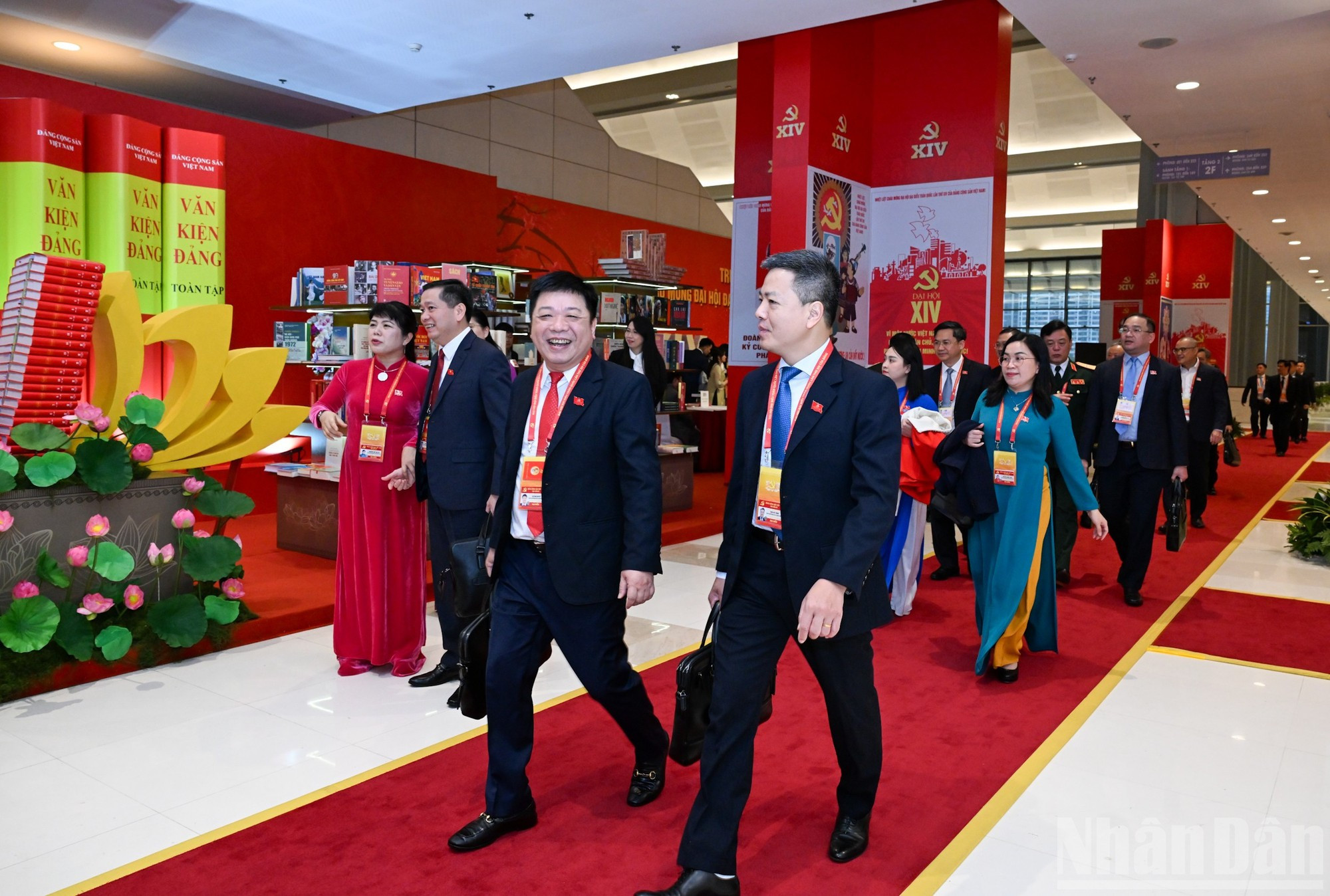 各位代表前往主会场出席大会。