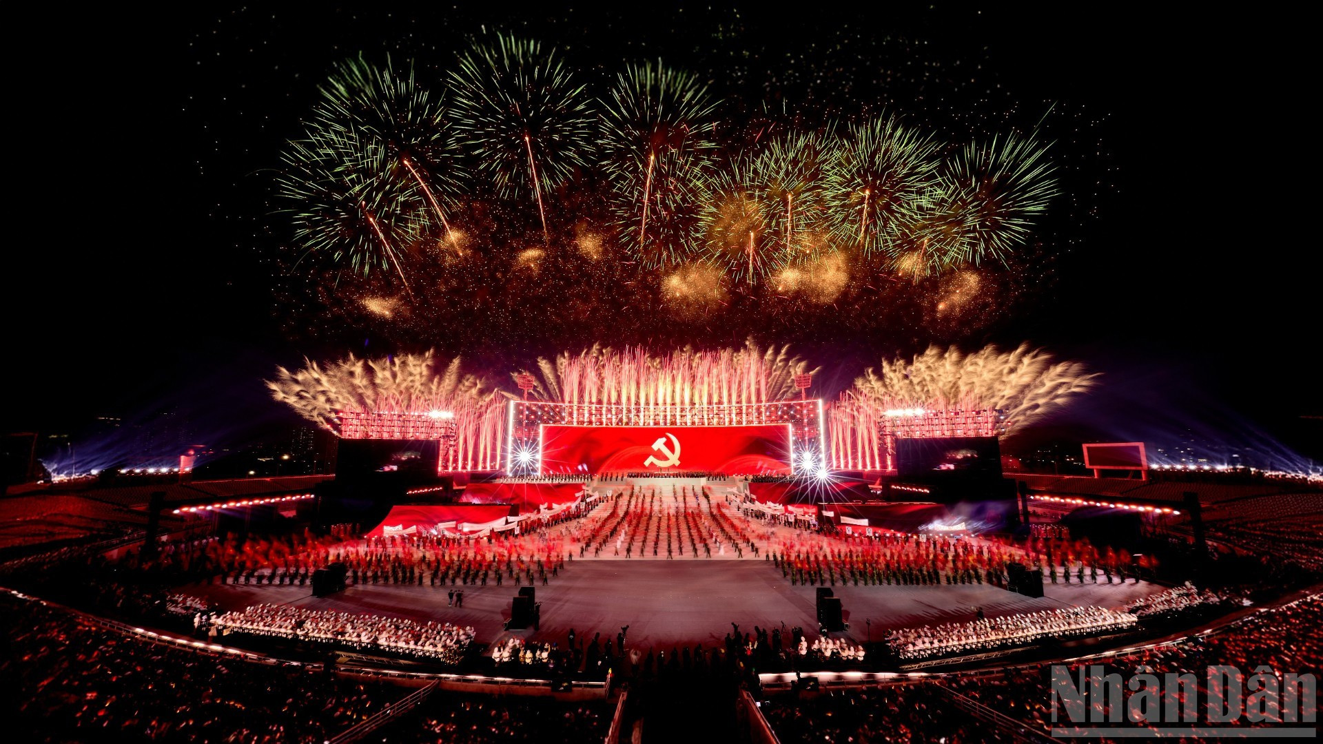 庆祝越共十四大烟花表演点亮河内市天空【组图】