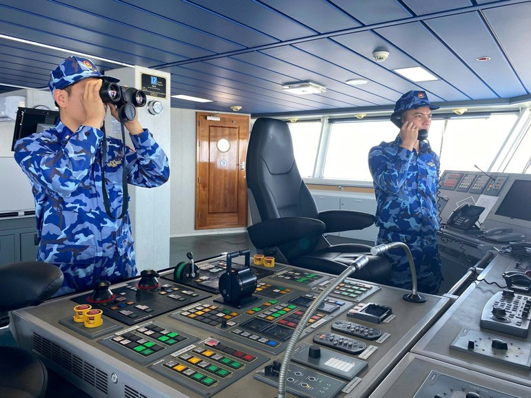 海警干部、战士在海上执行任务。