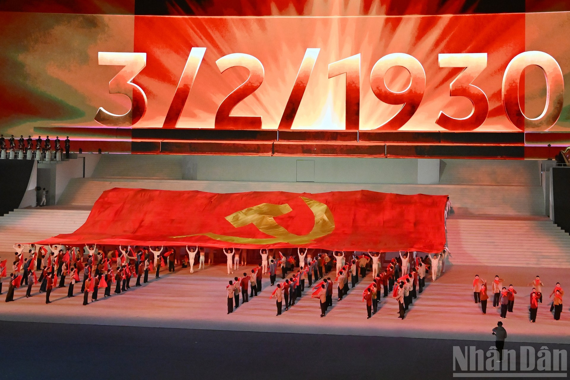 "在党的光荣旗帜下"特别文艺晚会分为三个部分，聚焦"新愿景—新奇迹—新纪元"内容。