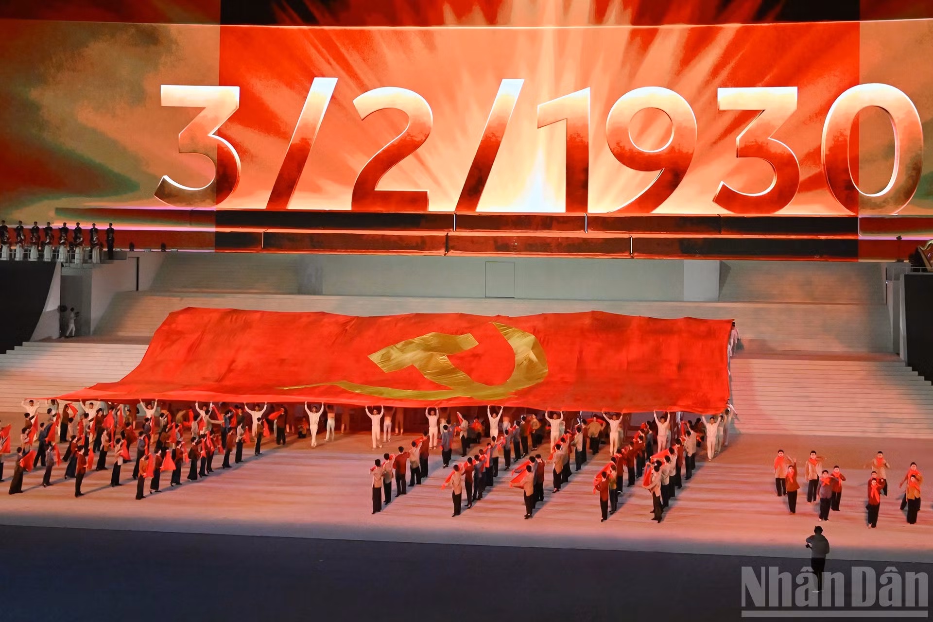 "在党的光荣旗帜下"特别文艺晚会分为三个部分，聚焦"新愿景—新奇迹—新纪元"内容。