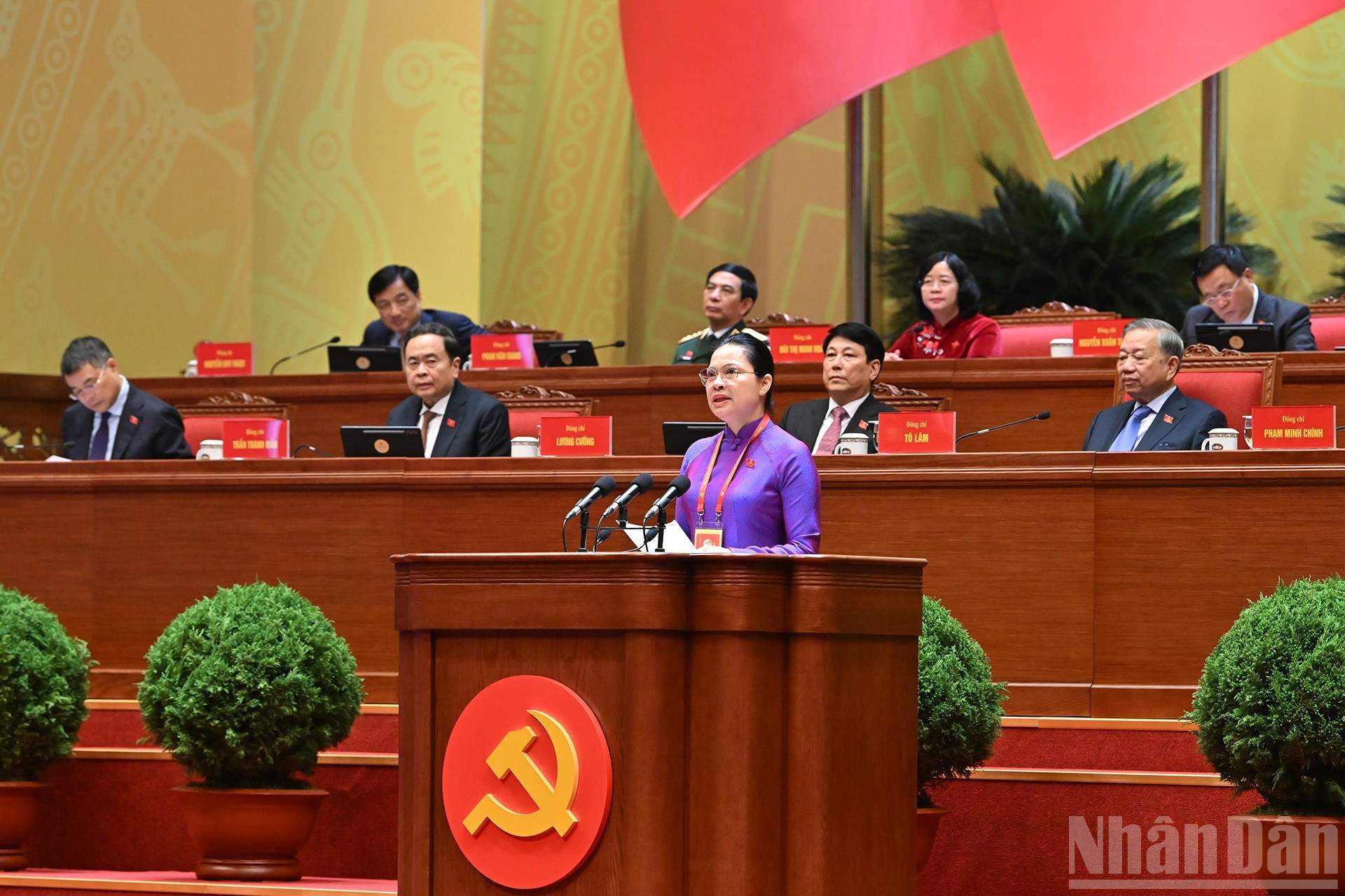 越共中央委员、中央祖国阵线及各团体党委常务副书记、越南祖国阵线中央委员会副主席兼秘书长荷氏娥就“发挥全民族大团结力量——新纪元成功实现国家发展目标的重要基础和动力”问题发表参论。