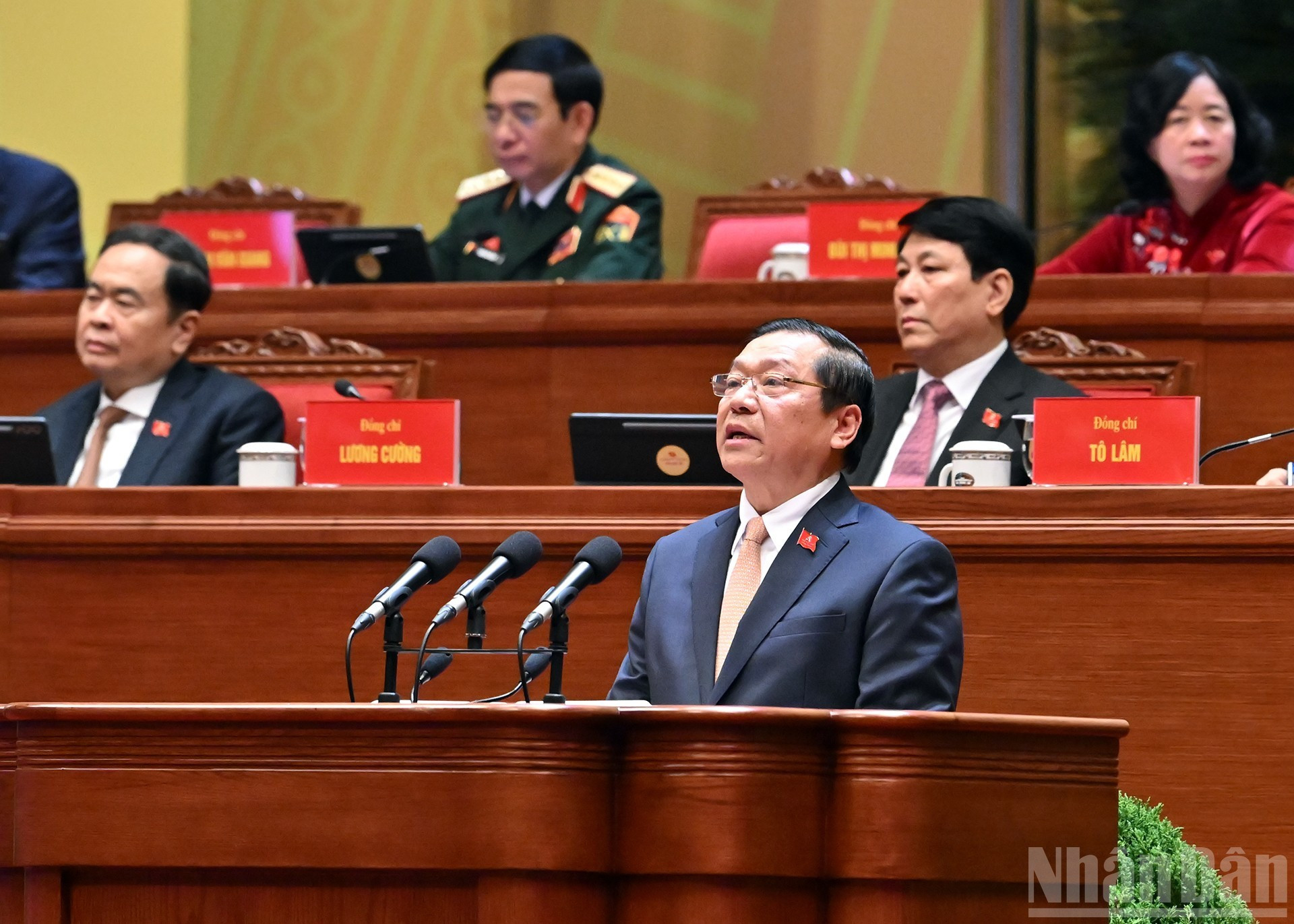 越共中央委员、党委书记、中央宣教与民运部常务副部长赖春门就“新纪元的政治思想工作”问题发表参论。