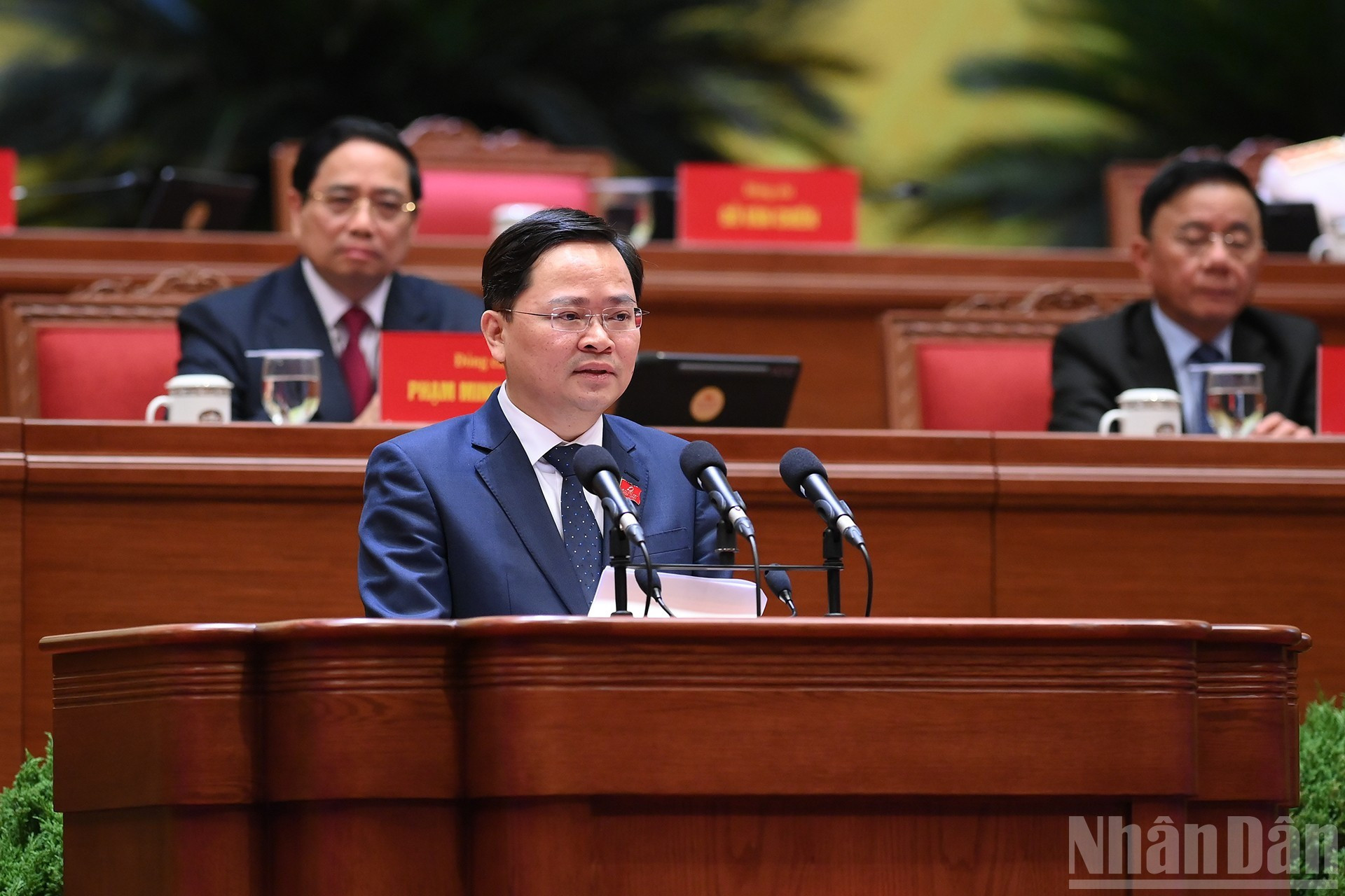 越共中央委员、中央政策战略部副部长阮英俊发表参论。