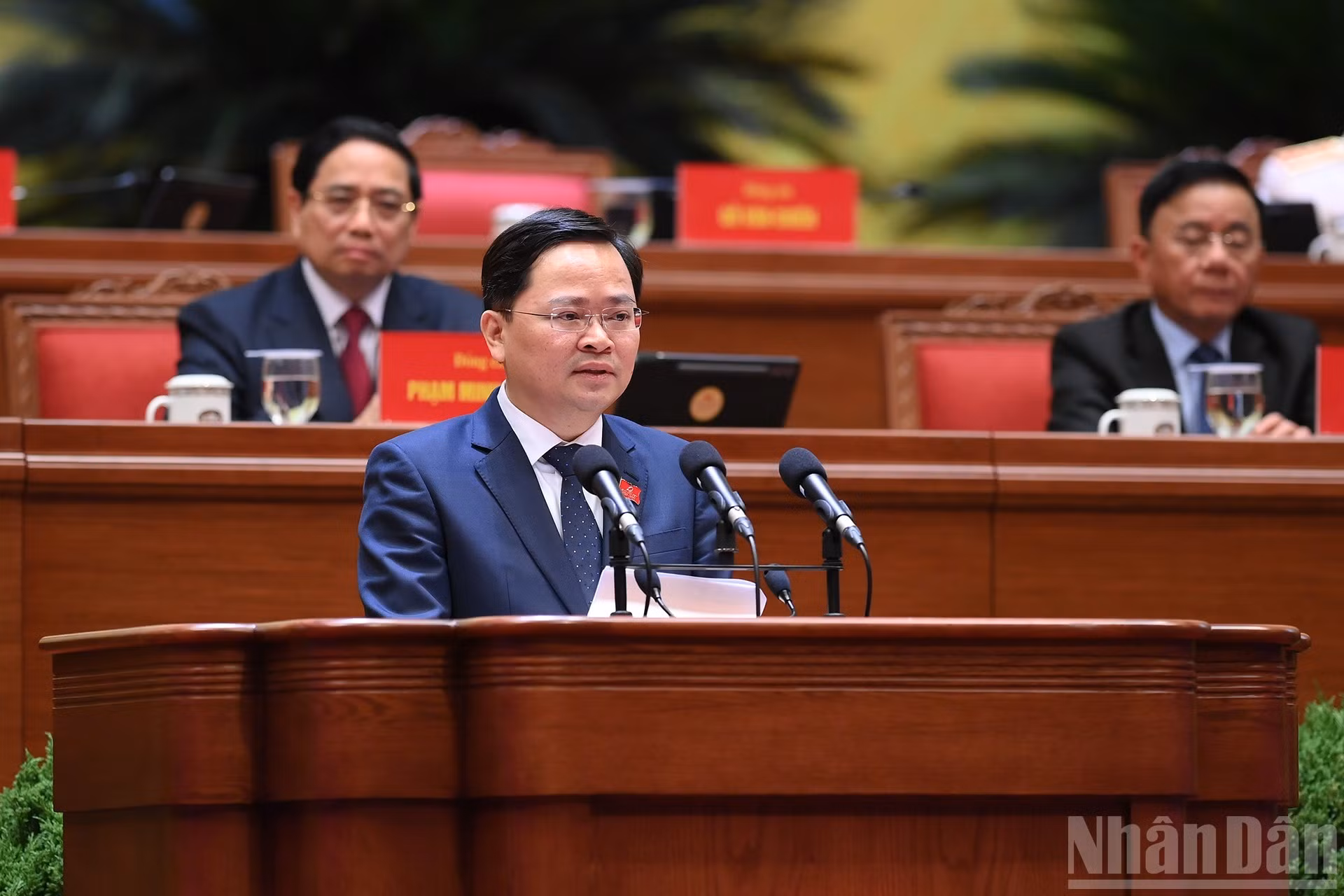 越共中央委员、中央政策战略部副部长阮英俊发表参论。
