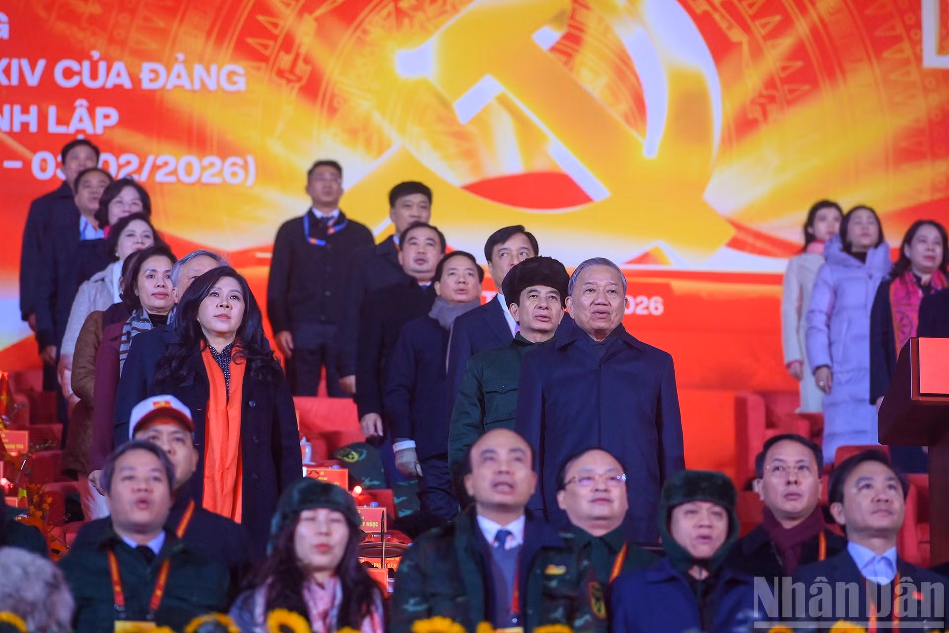 苏林总书记和各位代表举行升旗仪式。