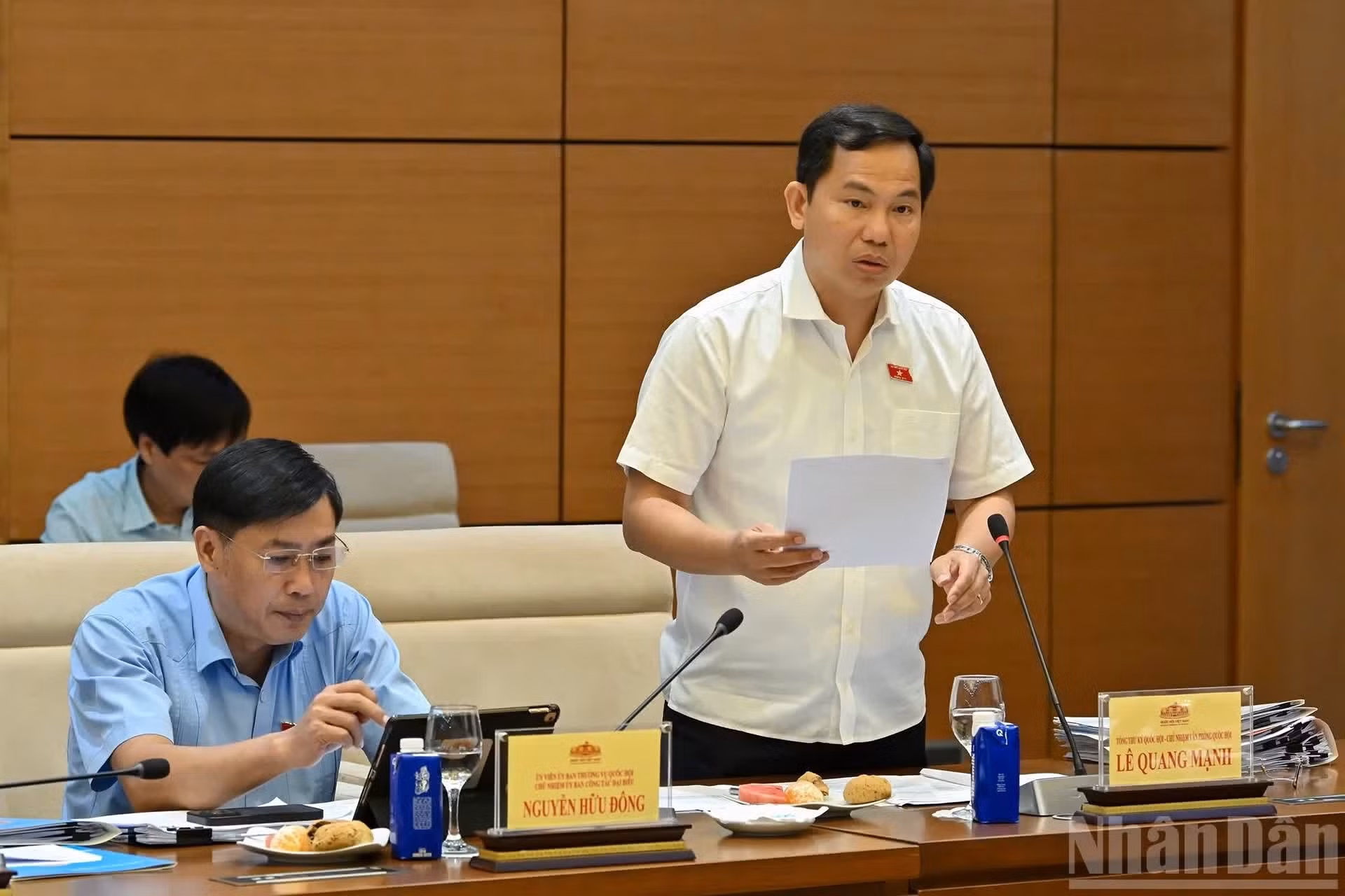 越南国会秘书长、国会办公厅主任为黎光孟发表讲话。