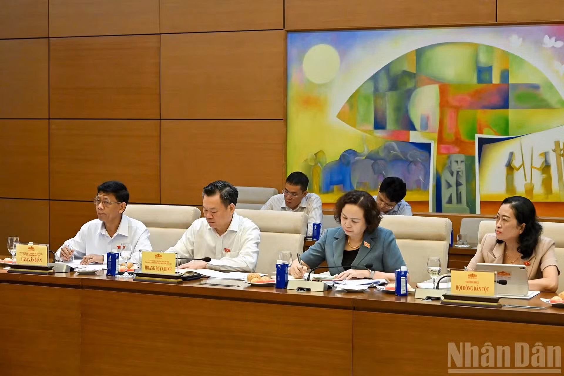 民族委员会领导出席会议。