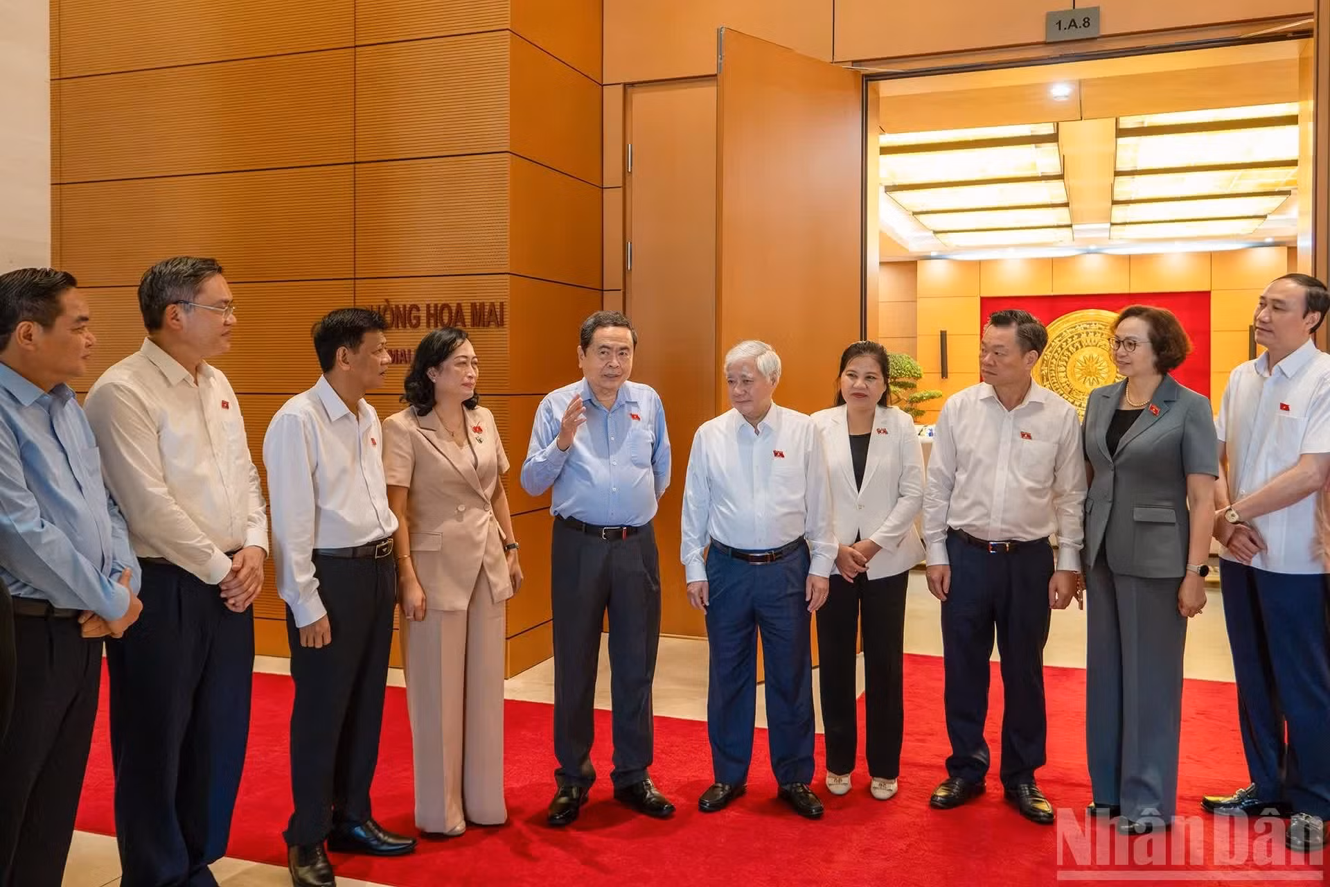 越南国会主席陈青敏与各位代表交流。