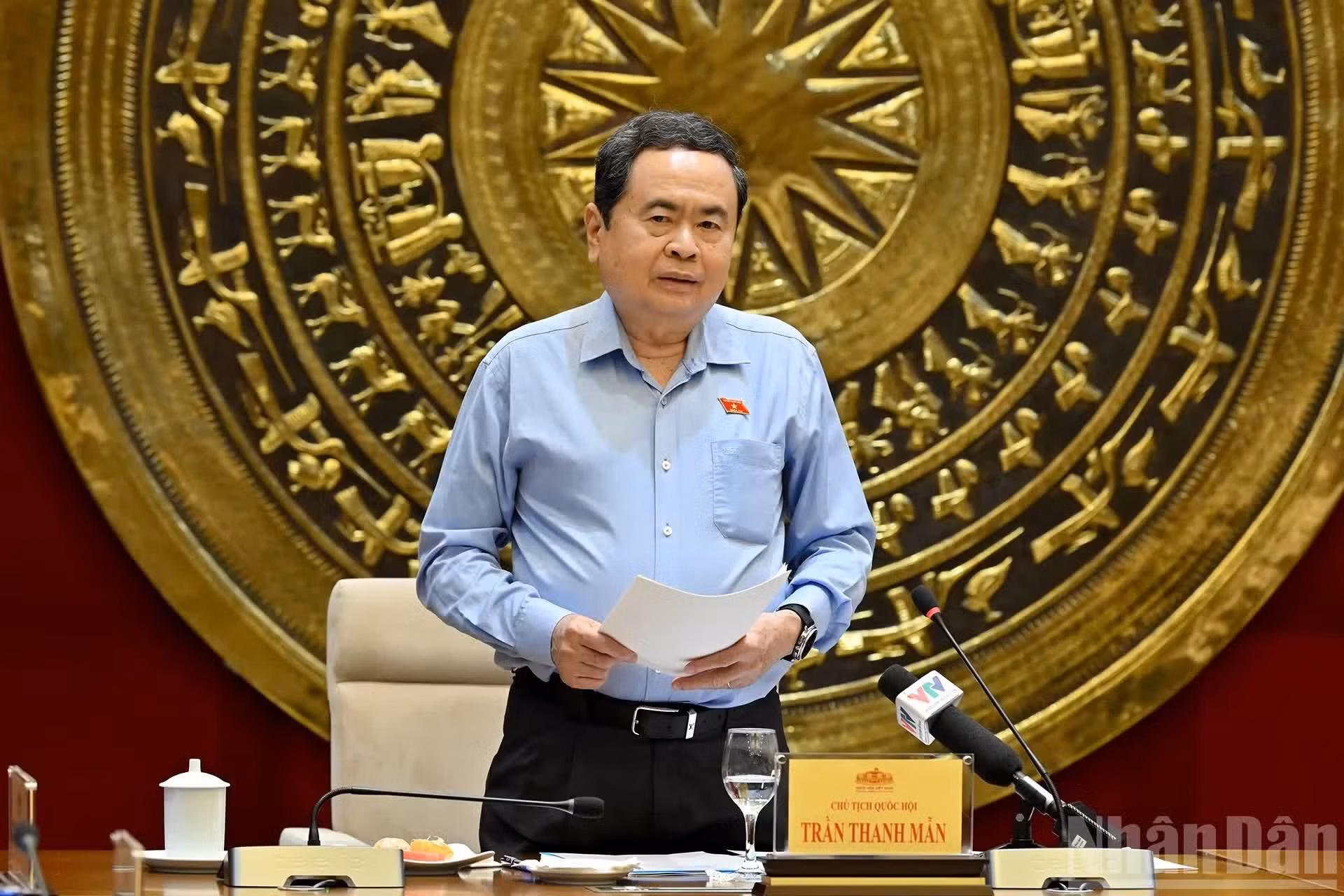 越南国会主席陈青敏发表指导性讲话。