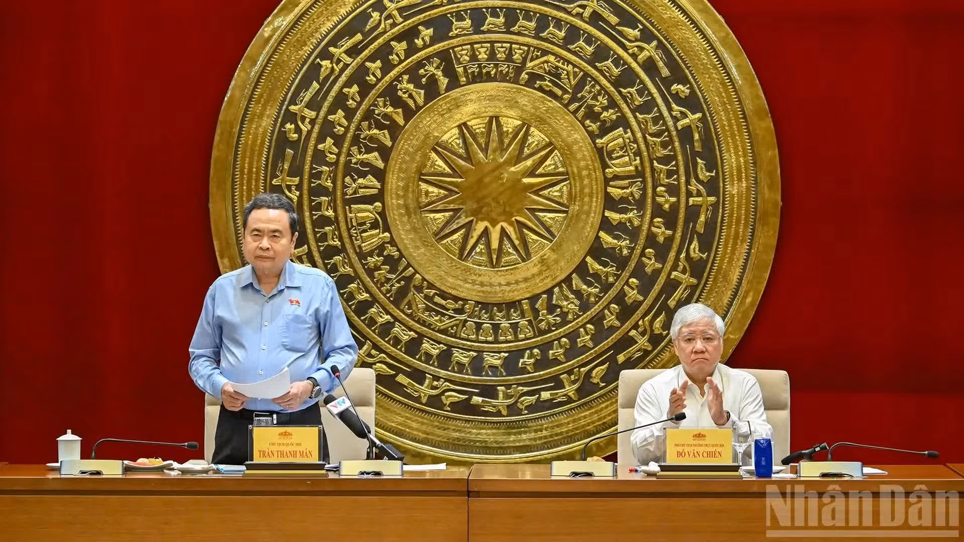 越南国会主席陈青敏发表讲话。