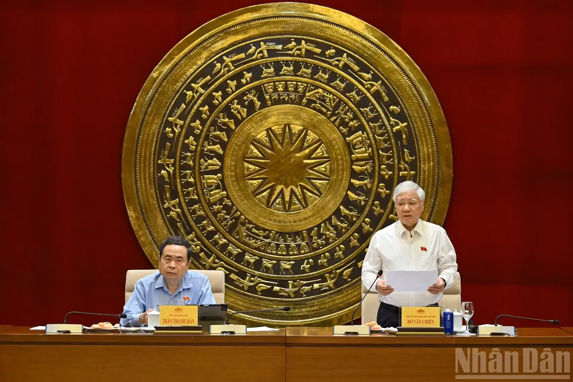 国会常务副主席杜文战主持会议。
