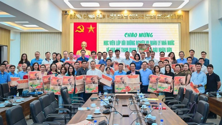新闻领域国家管理业务培训班代表团获取《人民报》 9·2国庆特别副刊。 新闻领域国家管理业务培训班代表团获取《人民报》 9·2国庆特别副刊。