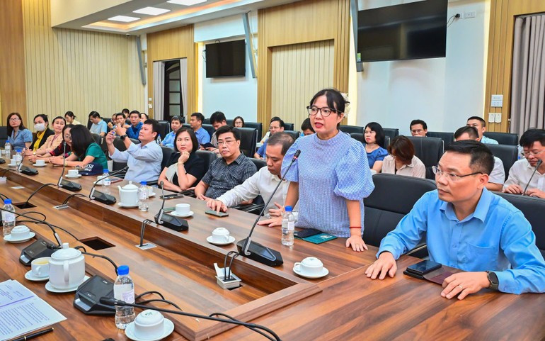 新闻领域国家管理业务培训班代表发表讲话。 新闻领域国家管理业务培训班代表发表讲话。