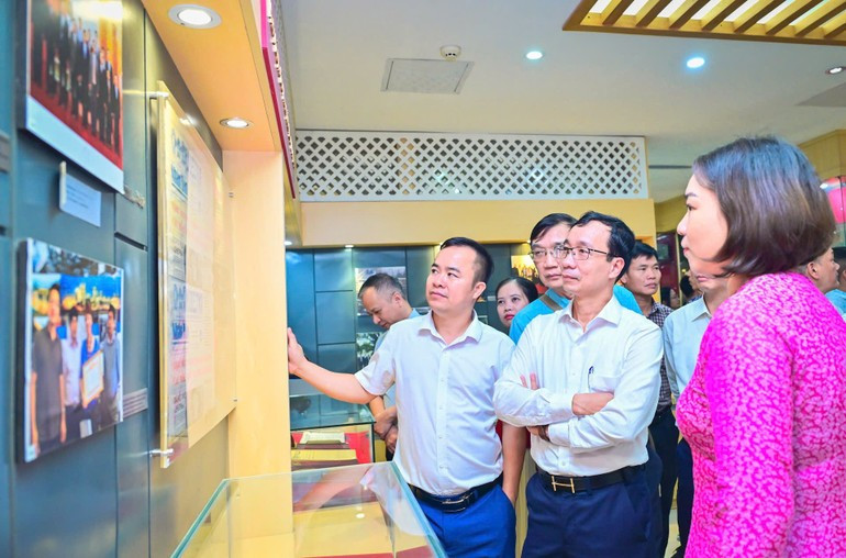 新闻领域国家管理业务培训班代表团参观《人民报》社传统展室。 新闻领域国家管理业务培训班代表团参观《人民报》社传统展室。