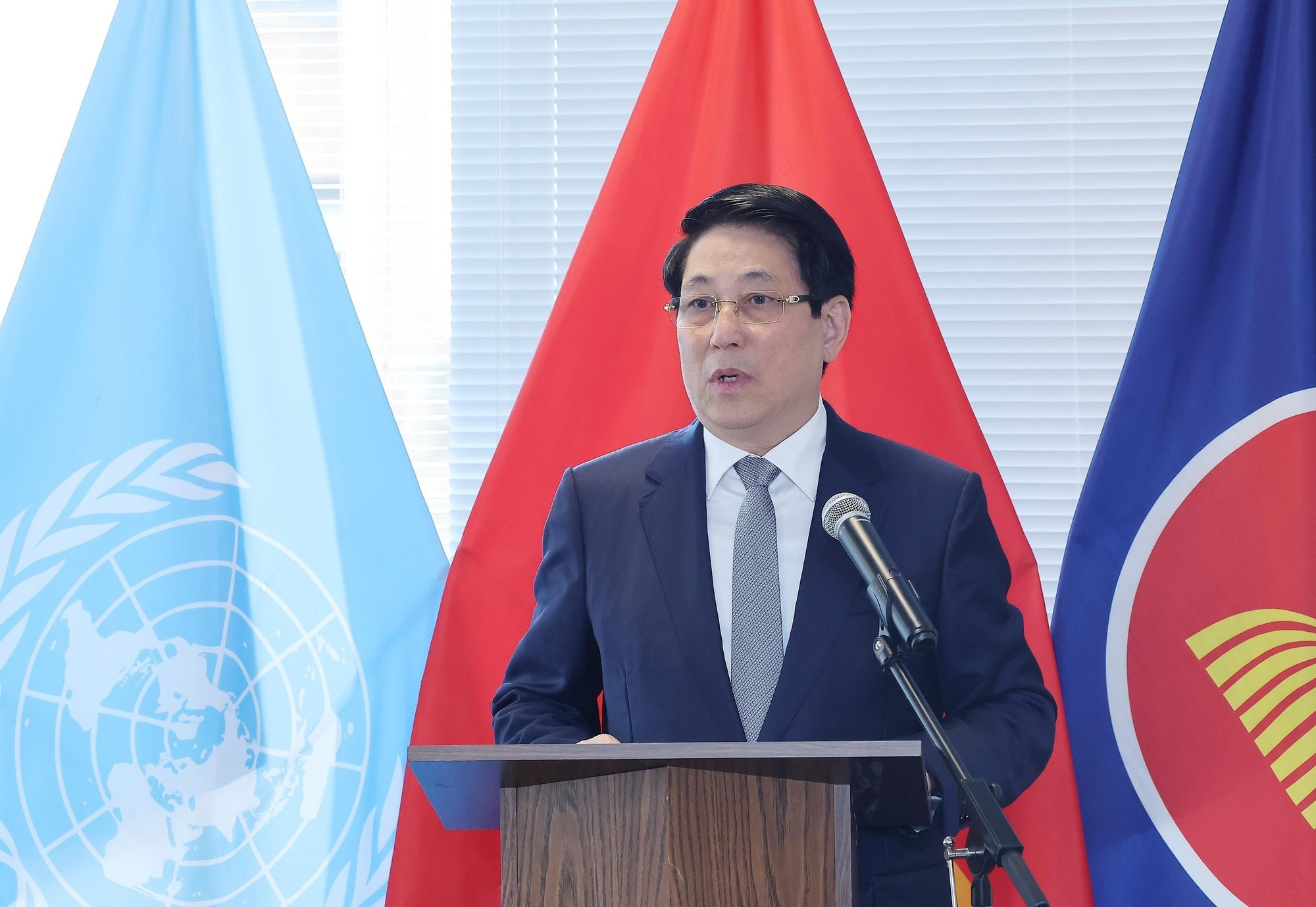 国家主席梁强发表讲话。 国家主席梁强发表讲话。
