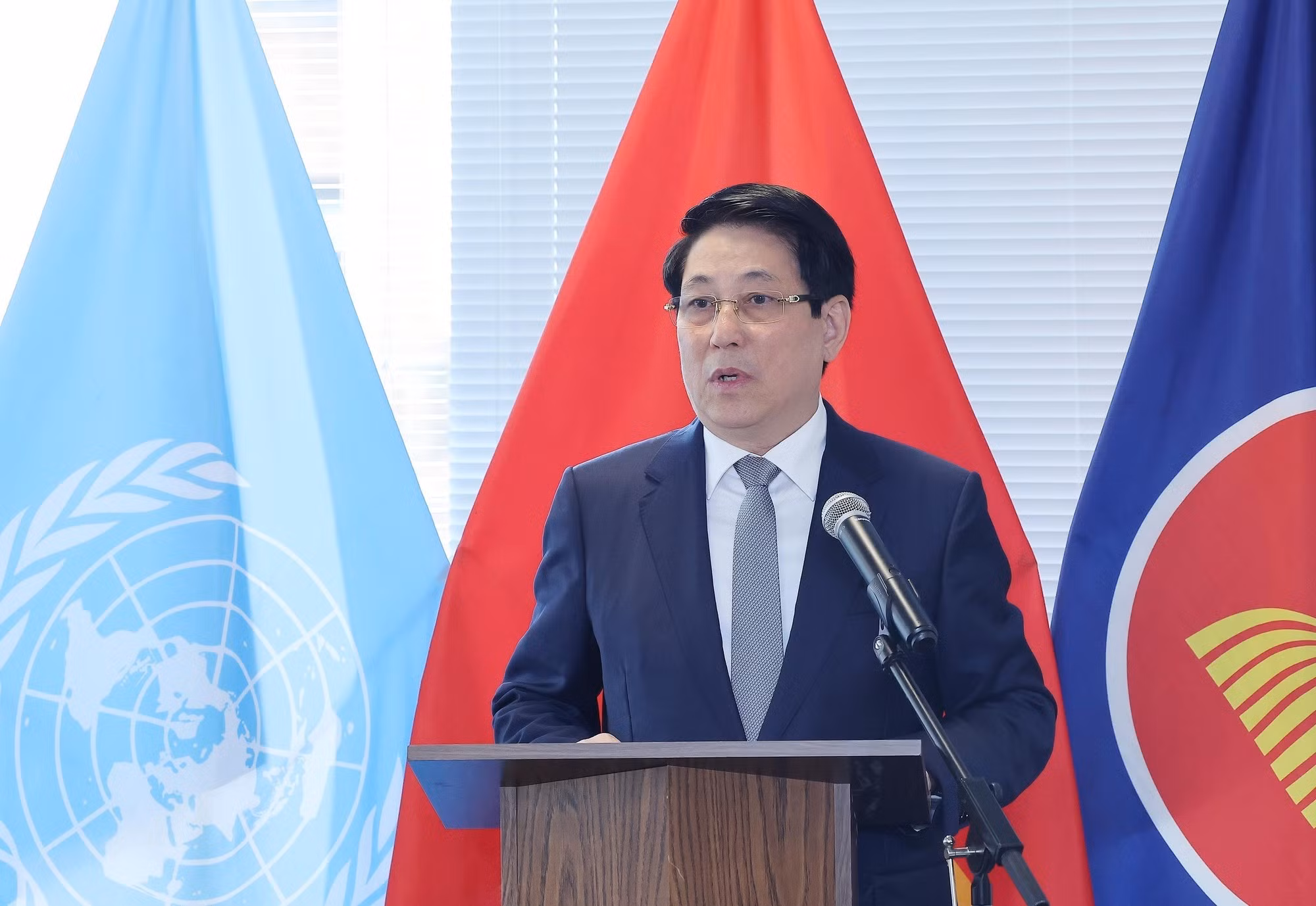 国家主席梁强发表讲话。