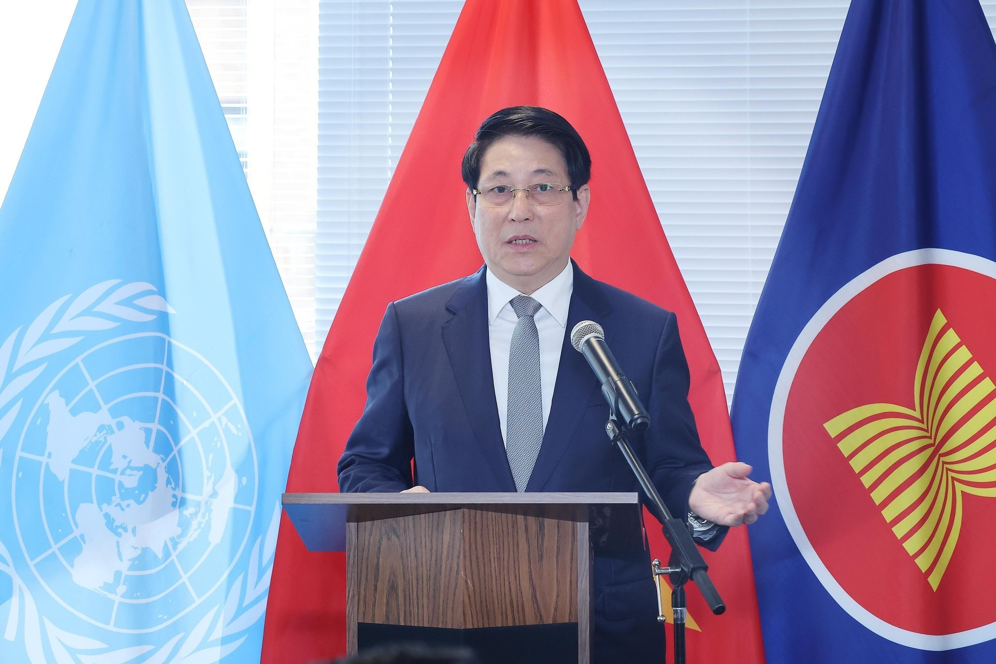 国家主席梁强发表讲话。 国家主席梁强发表讲话。