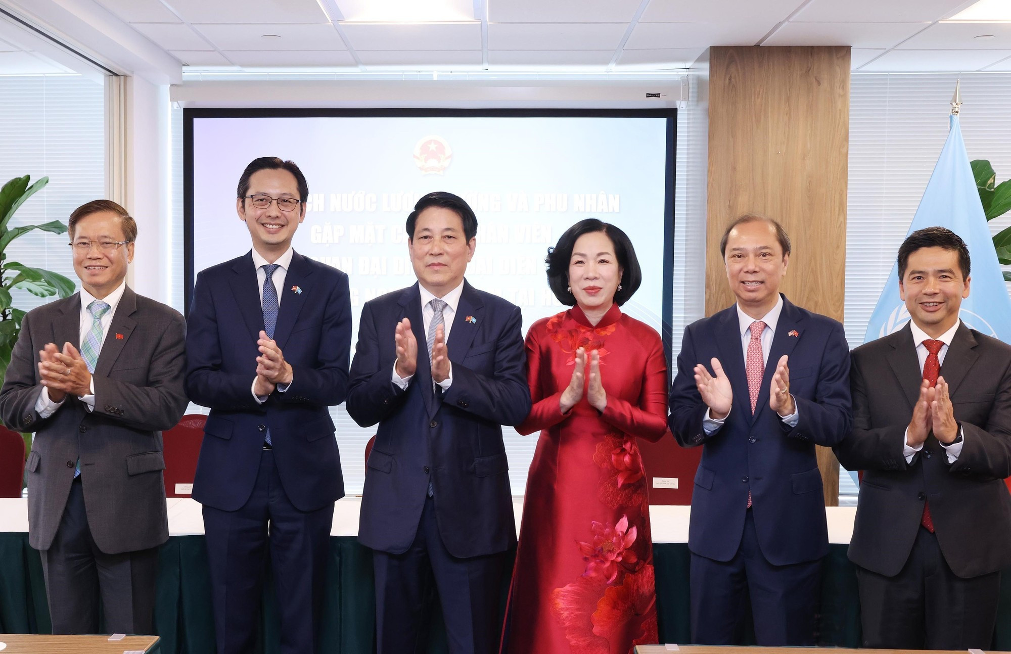 国家主席梁强和夫人,以及越南常驻联合国代表团团长,越南驻美国大使和各位代表。 国家主席梁强和夫人,以及越南常驻联合国代表团团长,越南驻美国大使和各位代表。