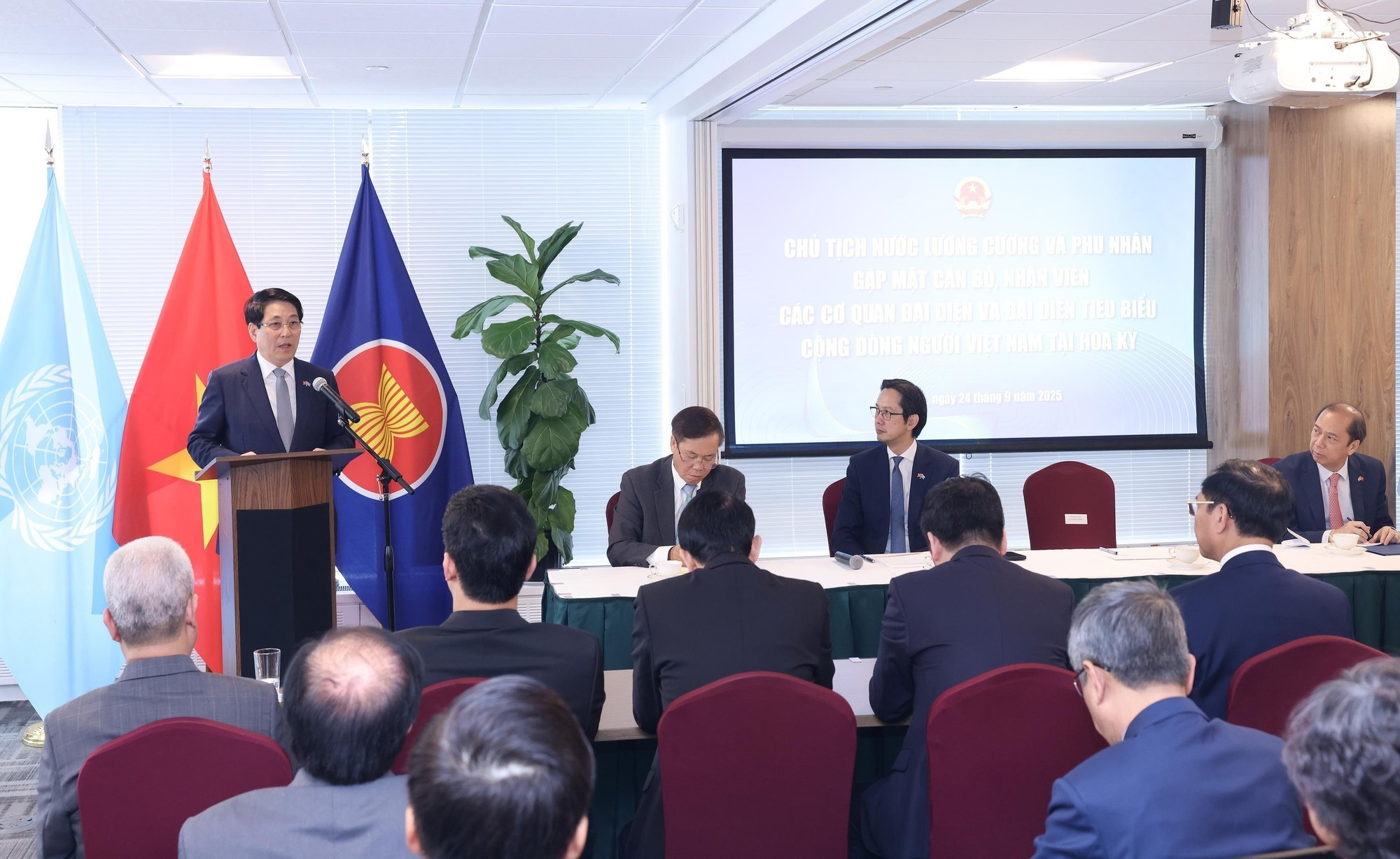 国家主席梁强发表讲话。 国家主席梁强发表讲话。
