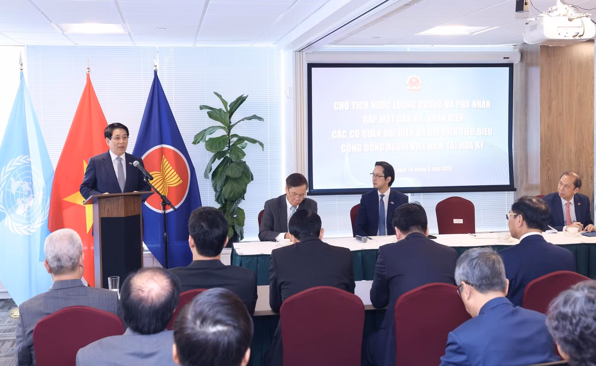 国家主席梁强发表讲话。