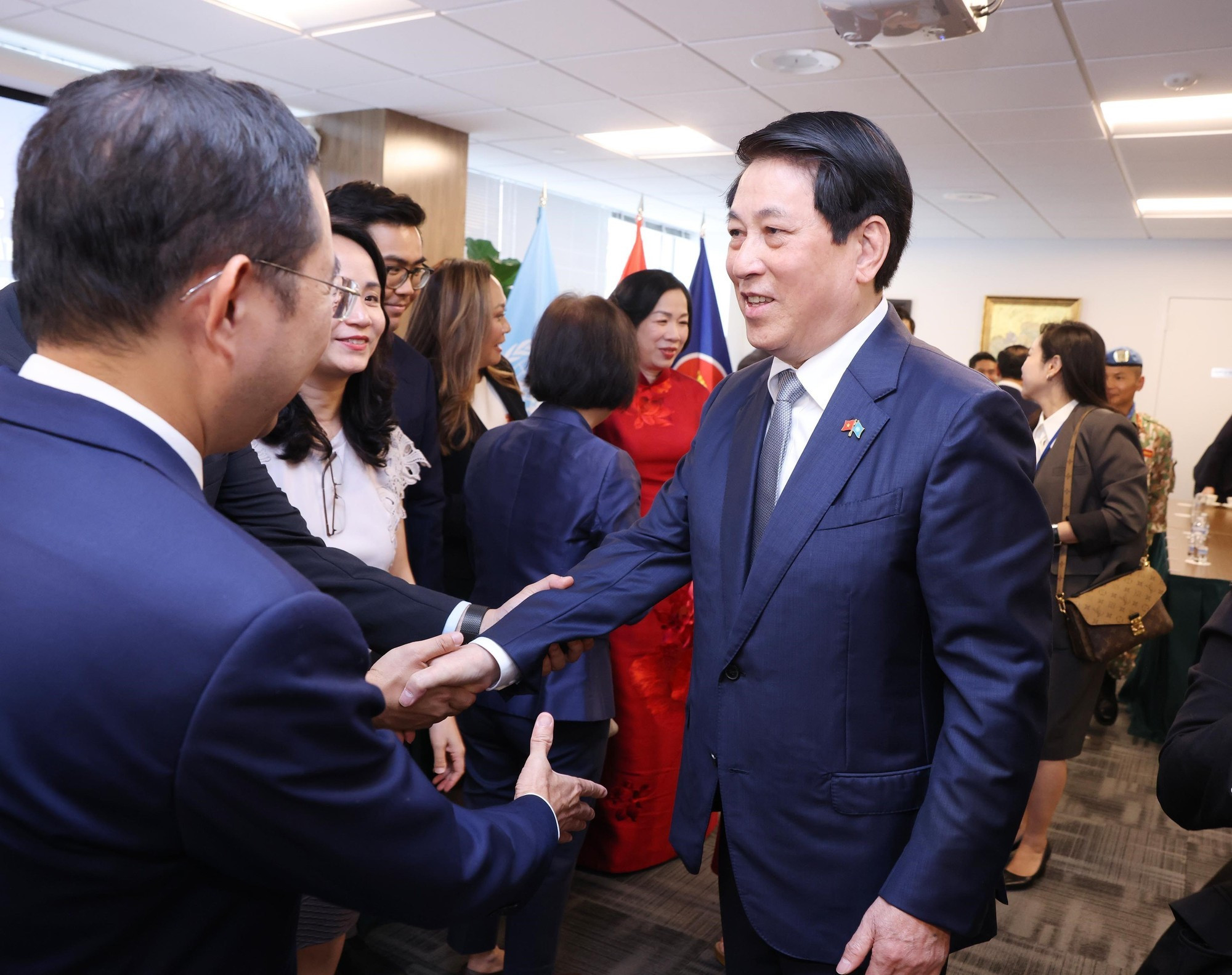 国家主席梁强同越南常驻联合国代表团、越南驻美国代表机构干部人员,和旅居纽约越南人社团代表交流。 国家主席梁强同越南常驻联合国代表团、越南驻美国代表机构干部人员,和旅居纽约越南人社团代表交流。