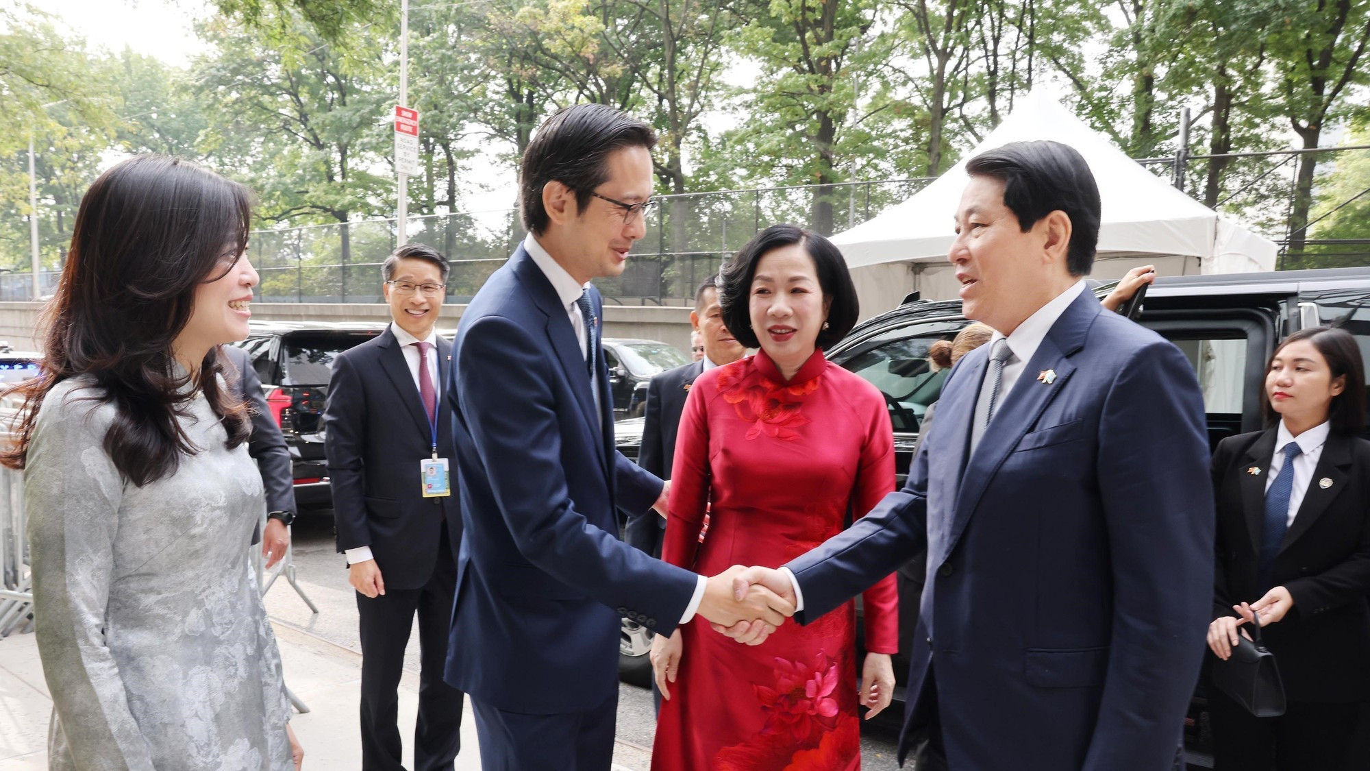 越南常驻联合国代表团团长、大使杜雄越迎接国家主席梁强和夫人。
