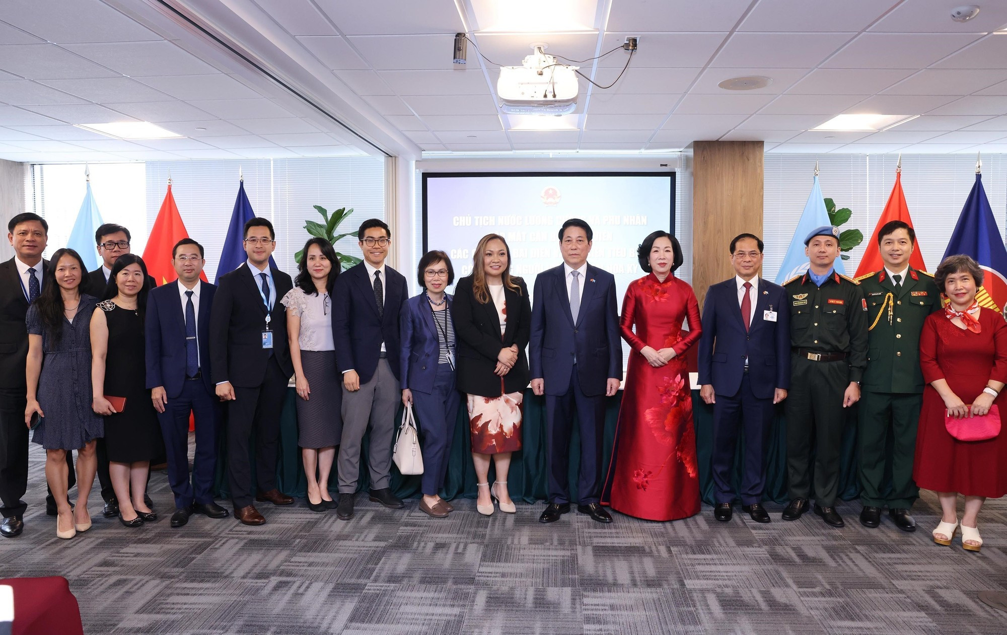 国家主席梁强和夫人,越南常驻美国代表机构领导,旅居美国越南人社团代表合影。 国家主席梁强和夫人,越南常驻美国代表机构领导,旅居美国越南人社团代表合影。