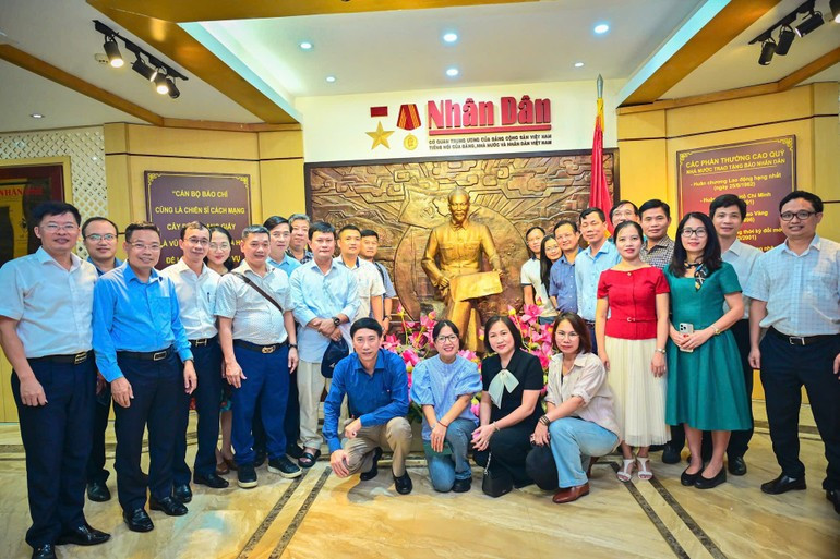 新闻领域国家管理业务培训班代表团在《人民报》社传统展室拍纪念照。 新闻领域国家管理业务培训班代表团在《人民报》社传统展室拍纪念照。