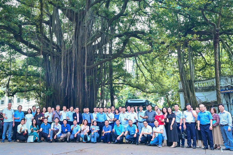 新闻领域国家管理业务培训班代表团在《人民报》社总部拍纪念照。 新闻领域国家管理业务培训班代表团在《人民报》社总部拍纪念照。