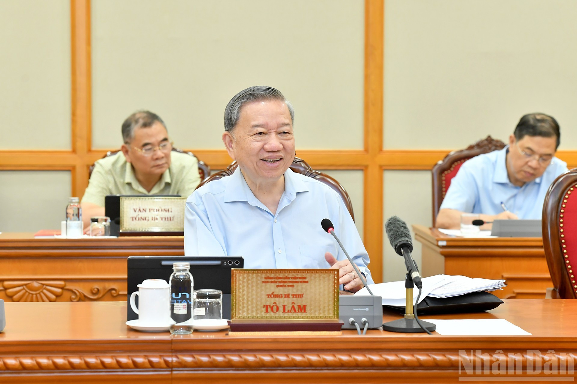 苏林总书记主持会议。