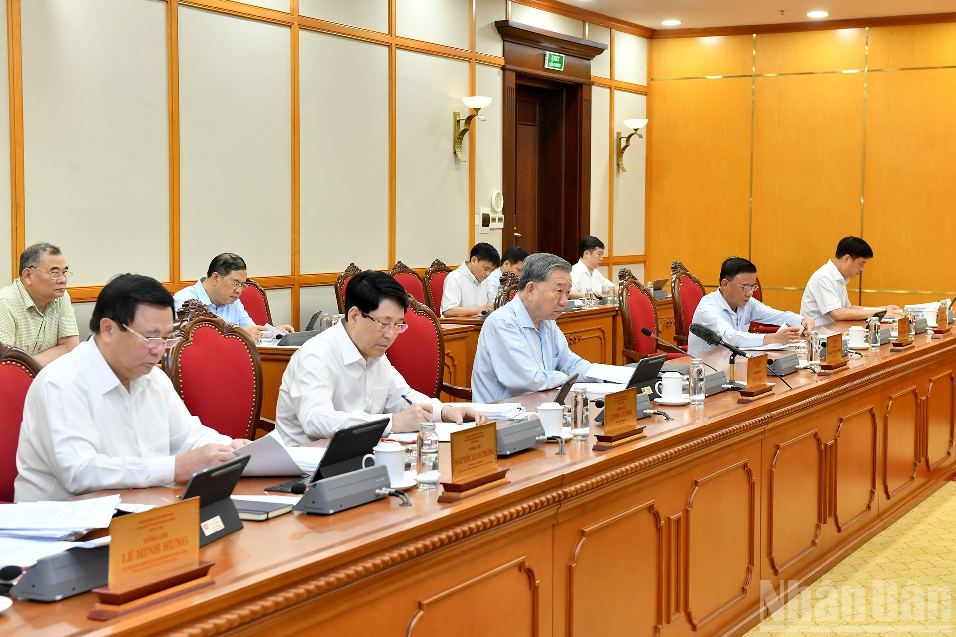 苏林总书记和党、国家领导人出席会议。