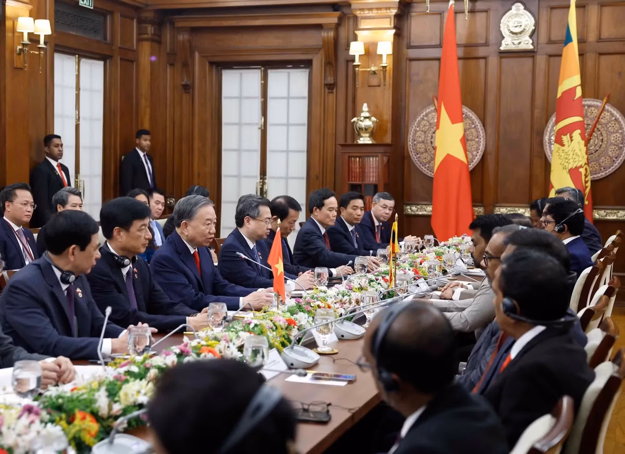 越共中央总书记、越南国家主席苏林同斯里兰卡总统阿努拉·库马拉·迪萨纳亚克举行会谈。