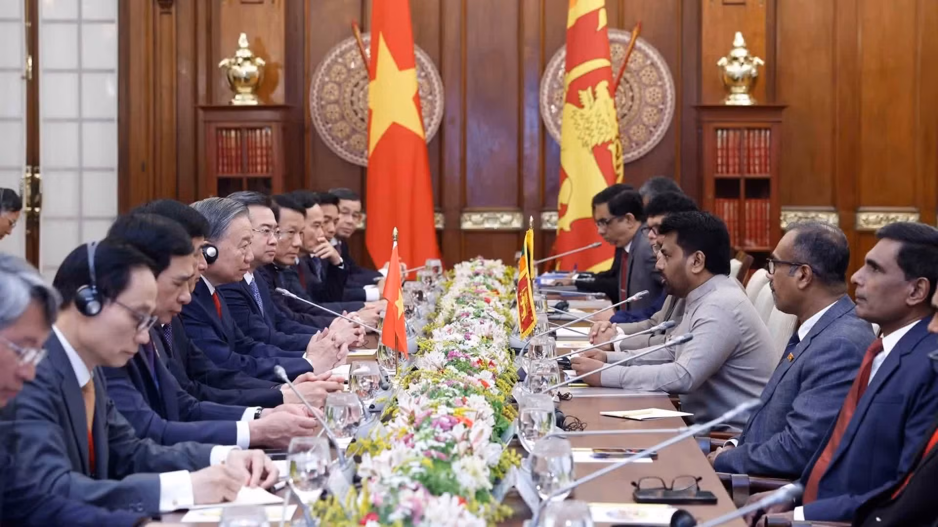 越共中央总书记、越南国家主席苏林同斯里兰卡总统阿努拉·库马拉·迪萨纳亚克举行会谈。