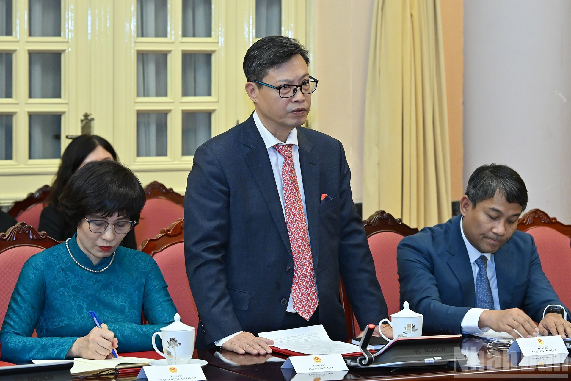 郑德海同志代表各位新任驻外大使发表讲话。