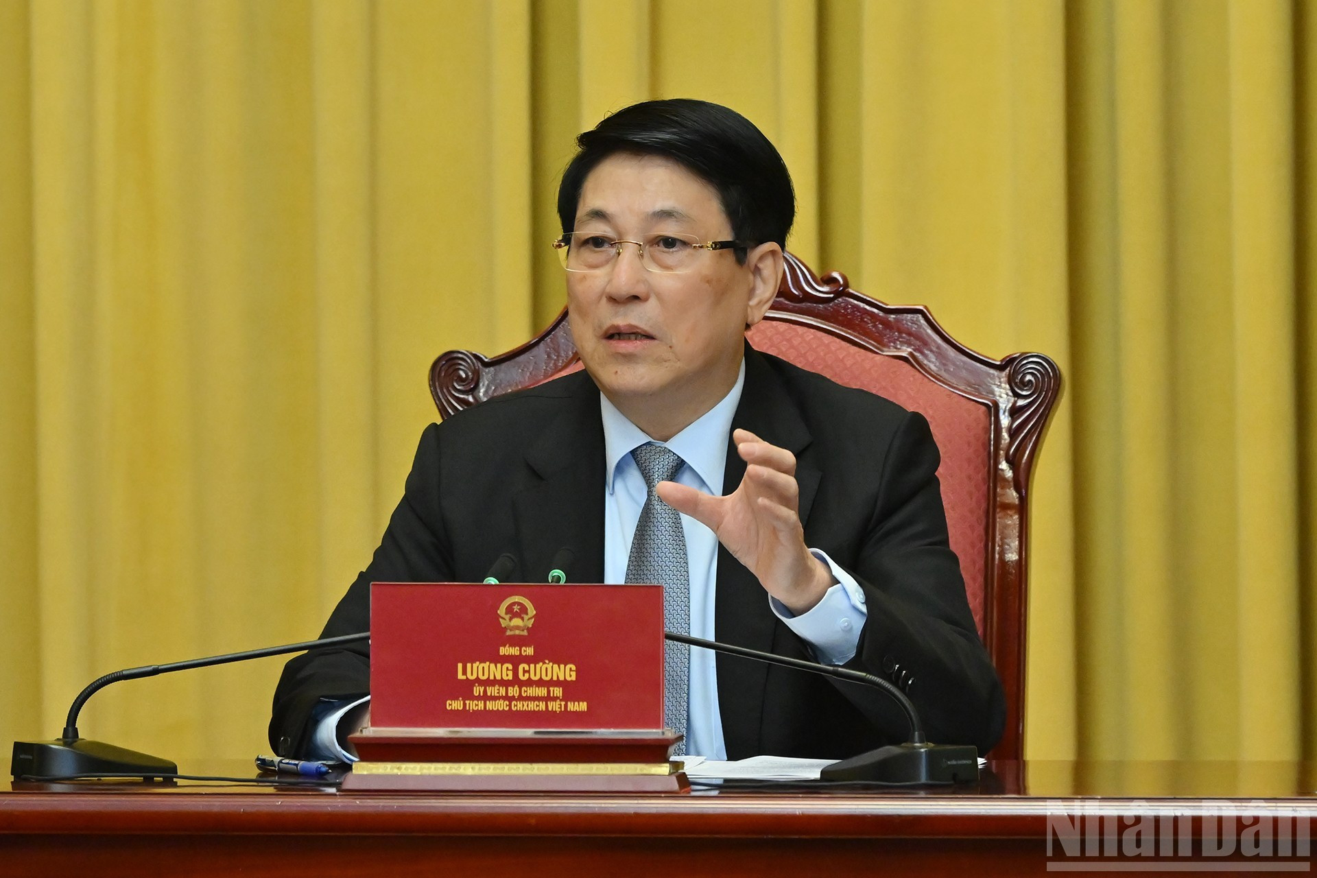 国家主席梁强发表讲话。