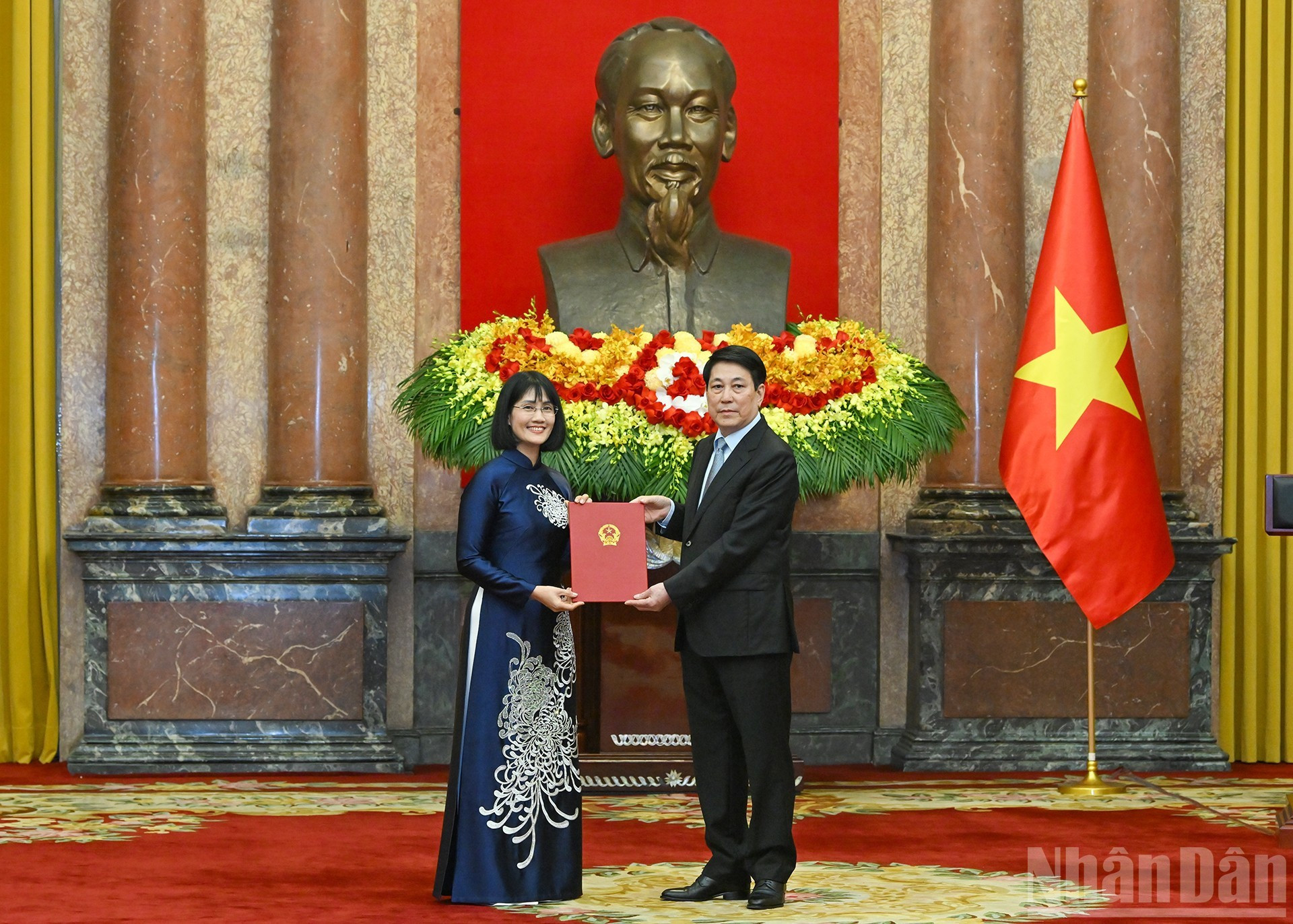 越南国家主席梁强向新任驻外大使颁发任命书。