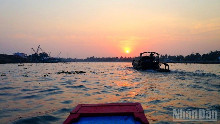 清晨的阳光洒在水面上，在熙熙攘攘的市场中营造出一幅诗意的景象。