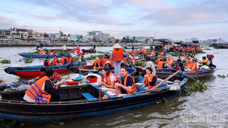 国内外游客体验在水上即是享用早餐。