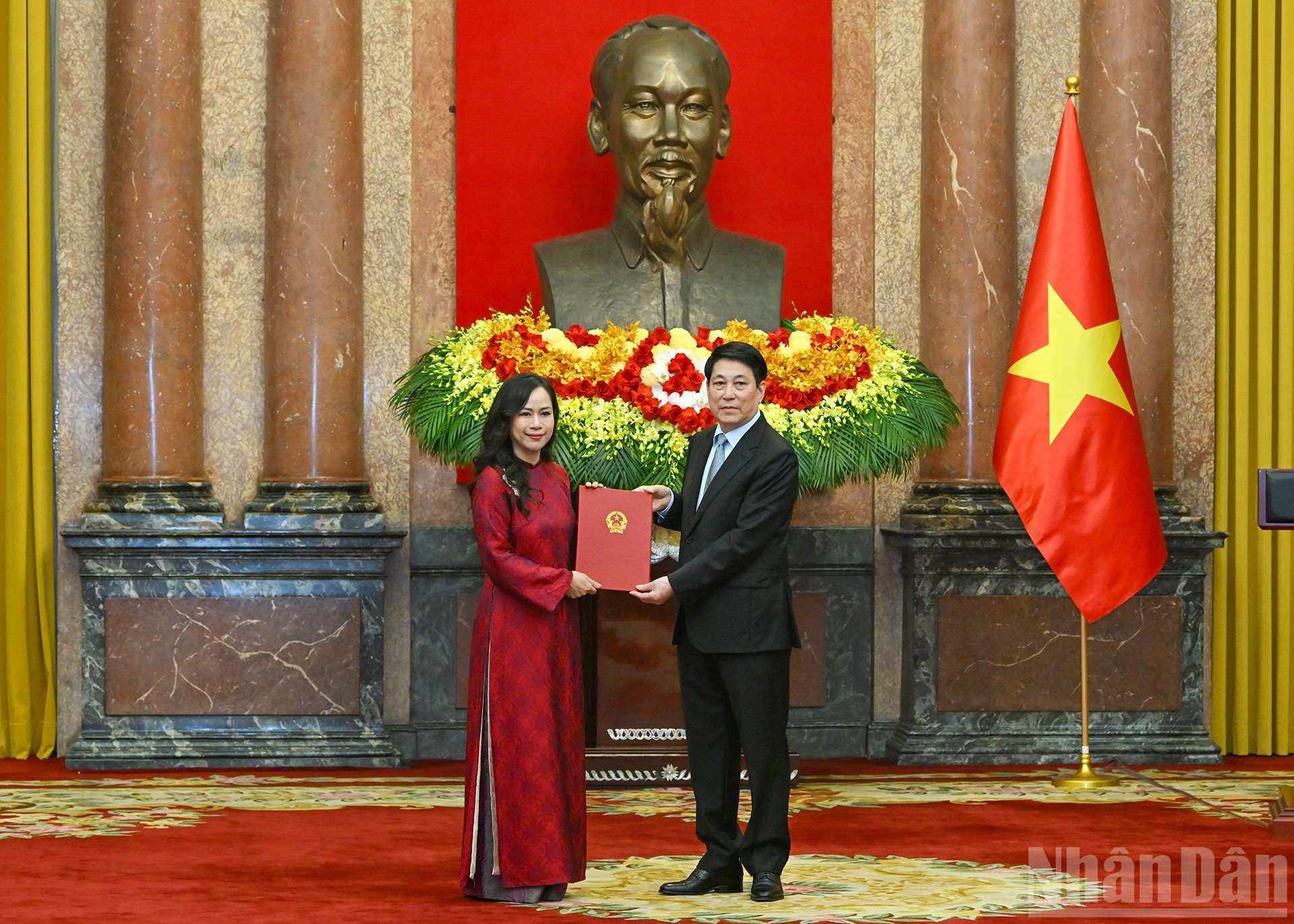 越南国家主席梁强向新任驻外大使颁发任命书。