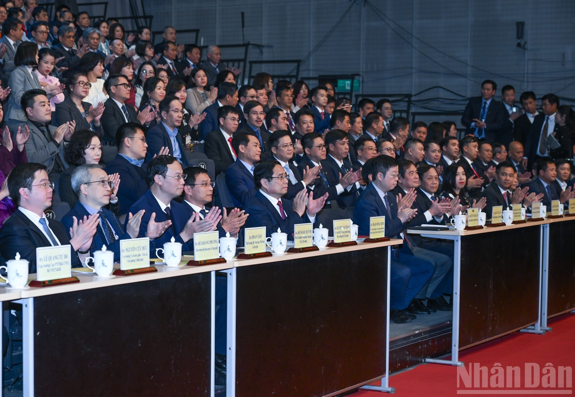 范明正总理和各位代表出席会议。