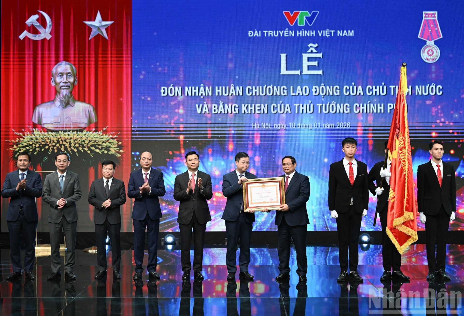 范明正总理向越南电视台授予一级劳动勋章。