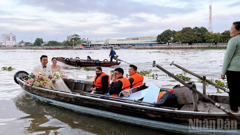 水上集市还是许多情侣拍摄婚纱照的热门地点。