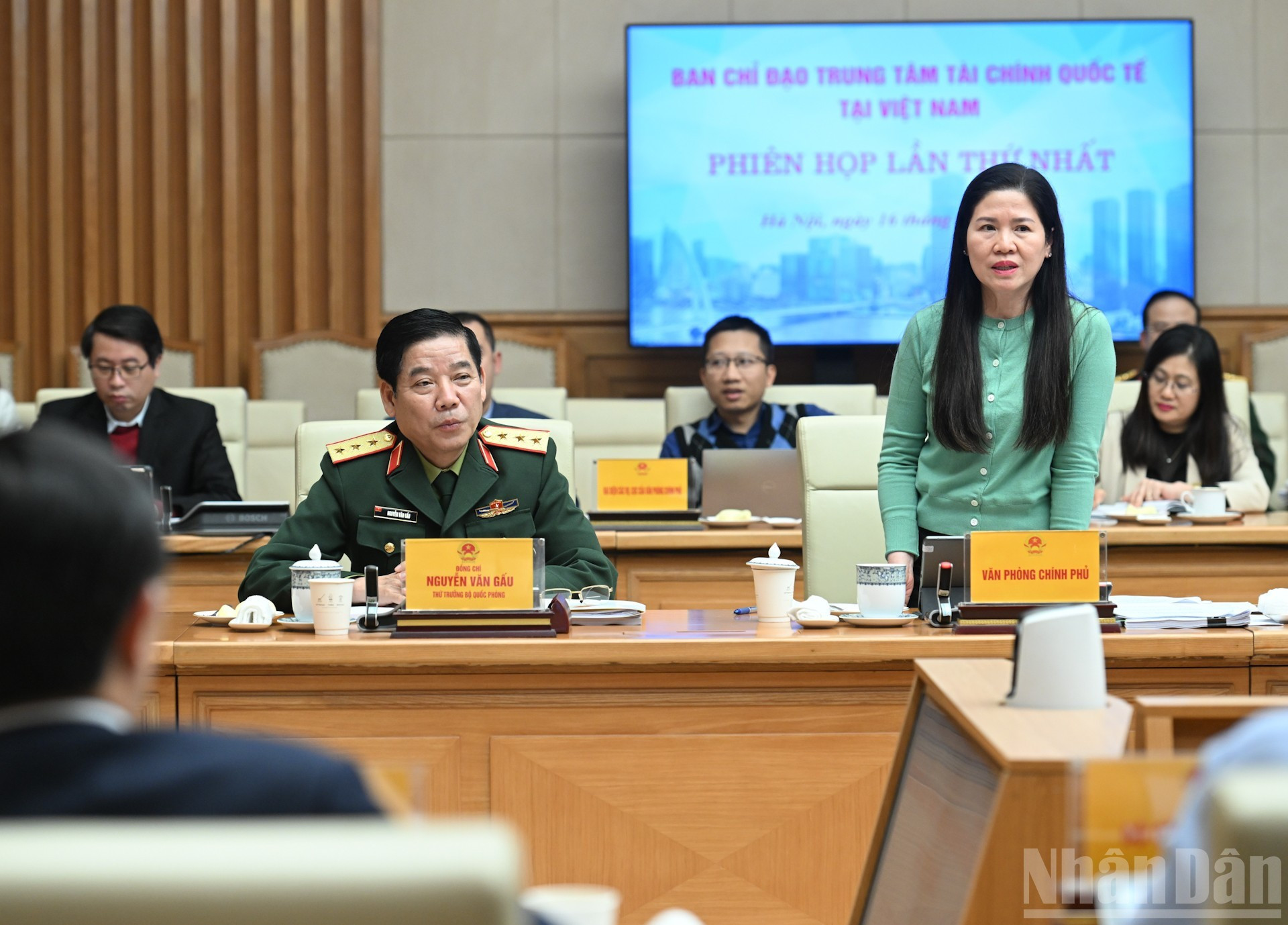 政府办公厅副主任梅氏秋云发表讲话。